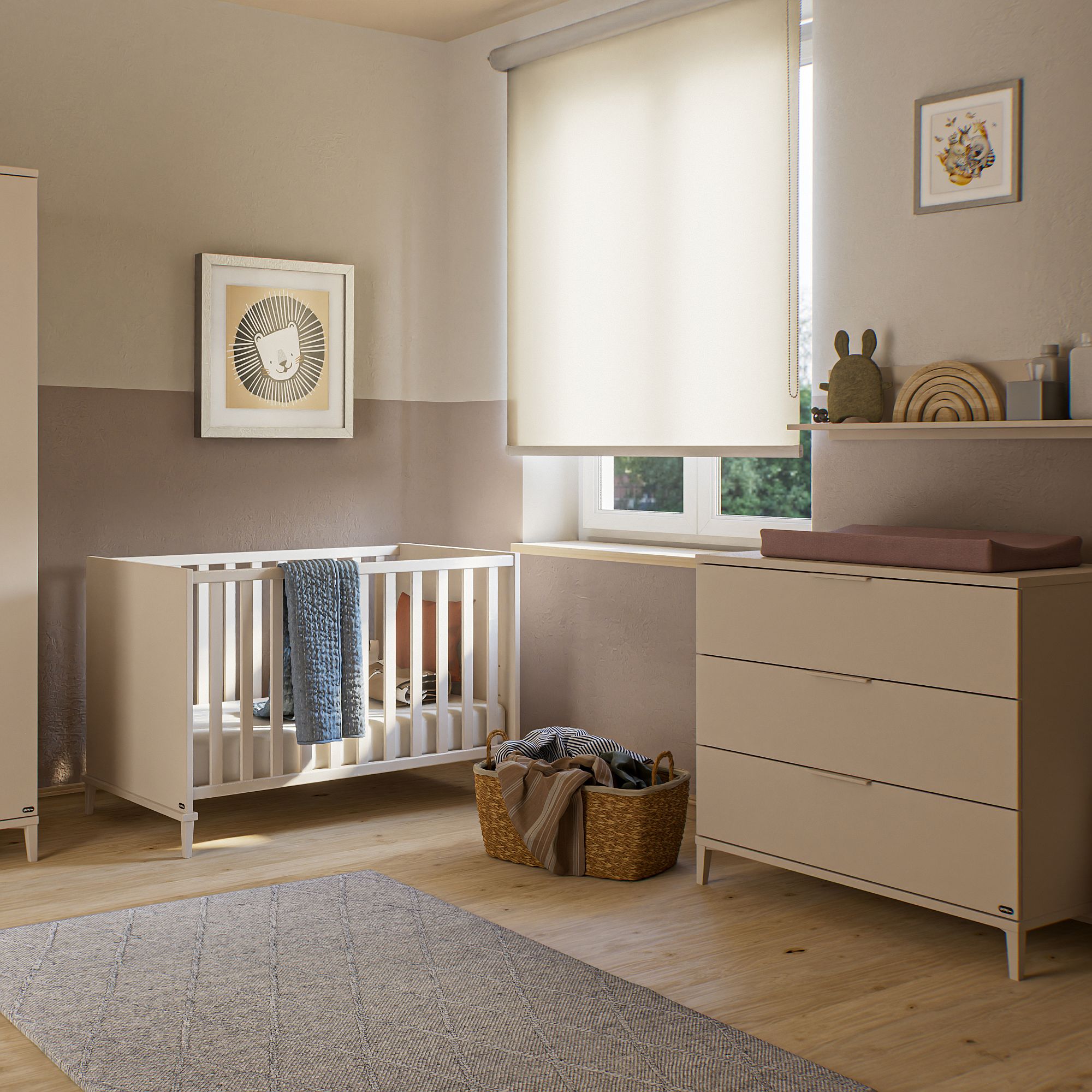 Beigefarbenes Kinderzimmer mit einem Kinderbett, einer Kommode, einem Fenster und sanfter Beleuchtung.