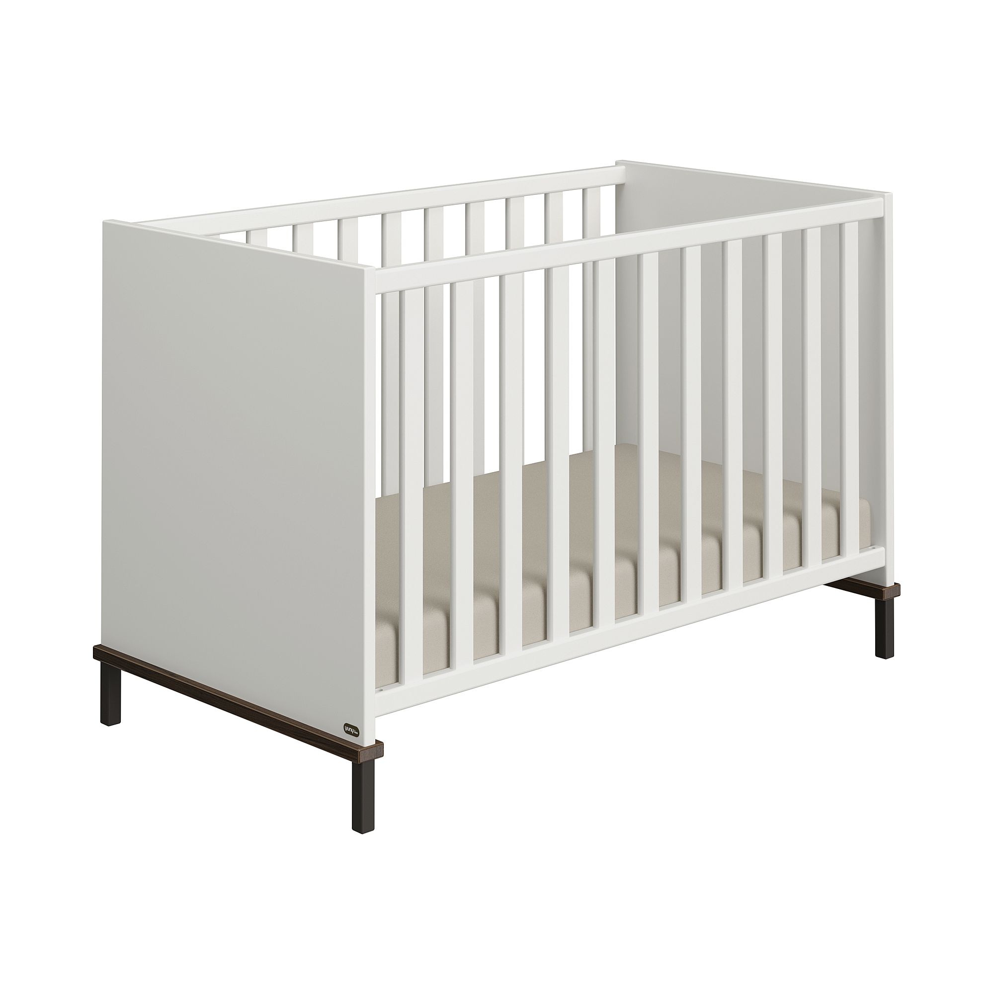 Weißes Babybett mit Lattenrost und beiger Matratze auf dunklen Beinen.