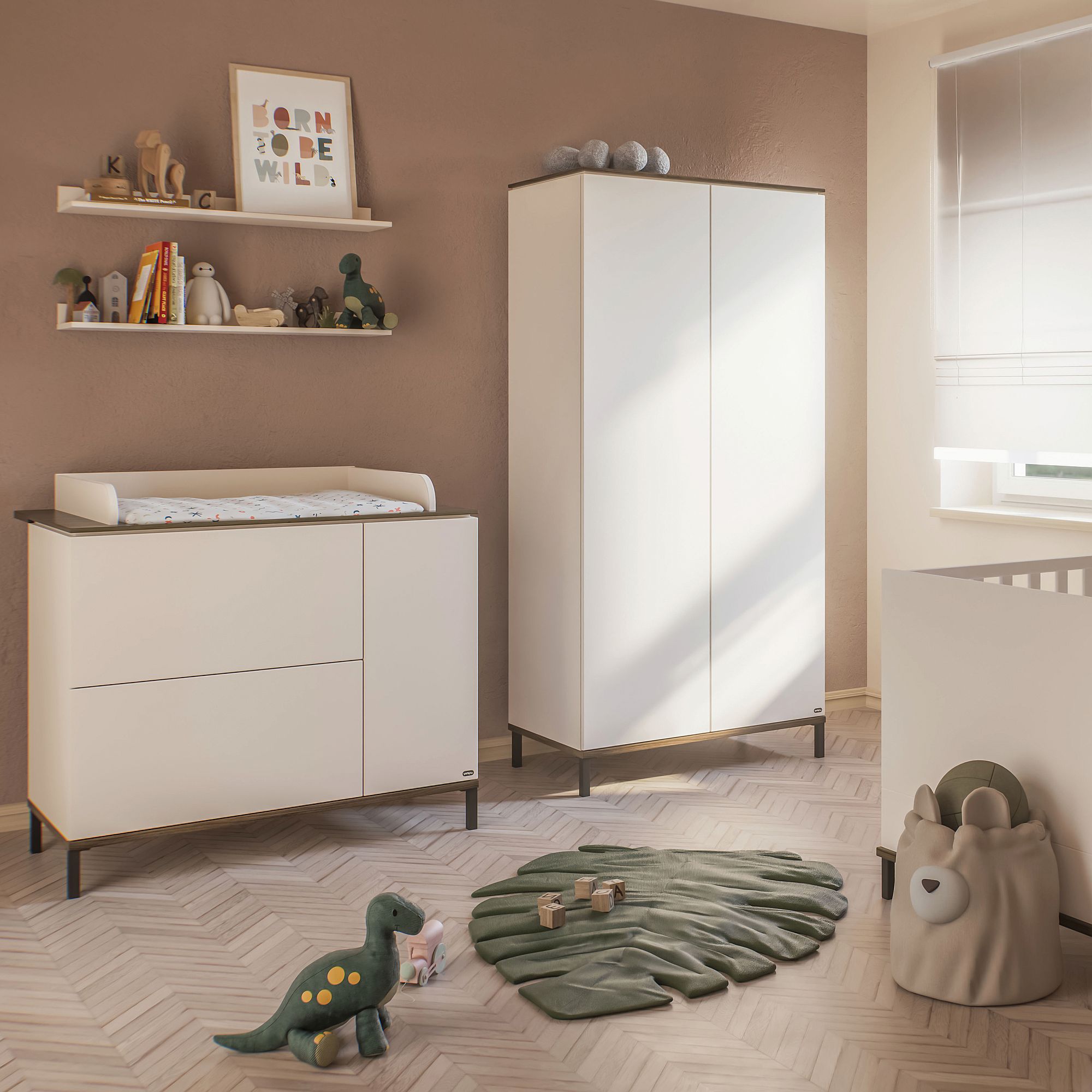 Minimalistisches Kinderzimmer mit weißen Möbeln, Plüschtieren und einem blattförmigen Teppich.