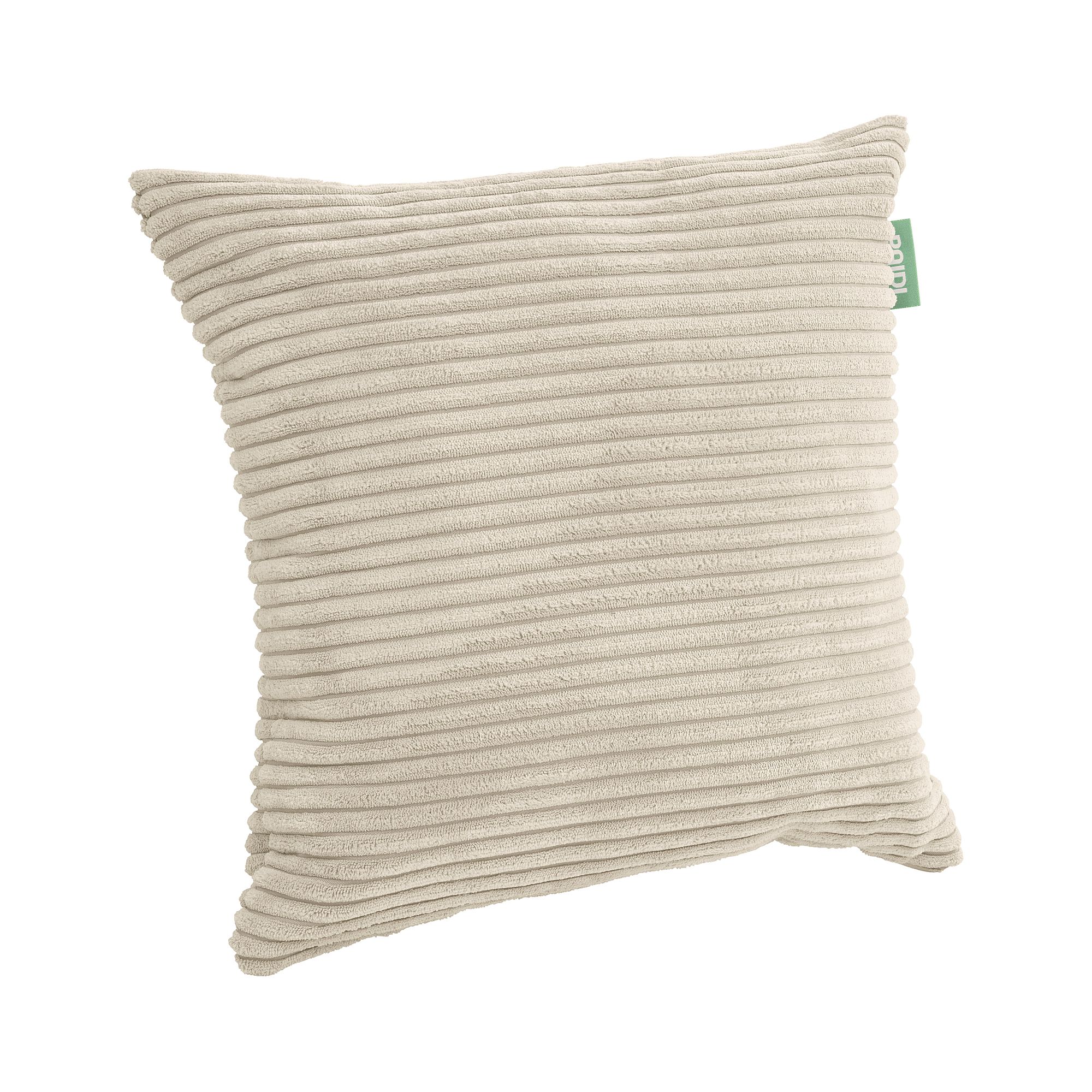 Quadratisches beigefarbenes Kordkissen mit einem grünen Anhänger an der Seite auf weißem Hintergrund.