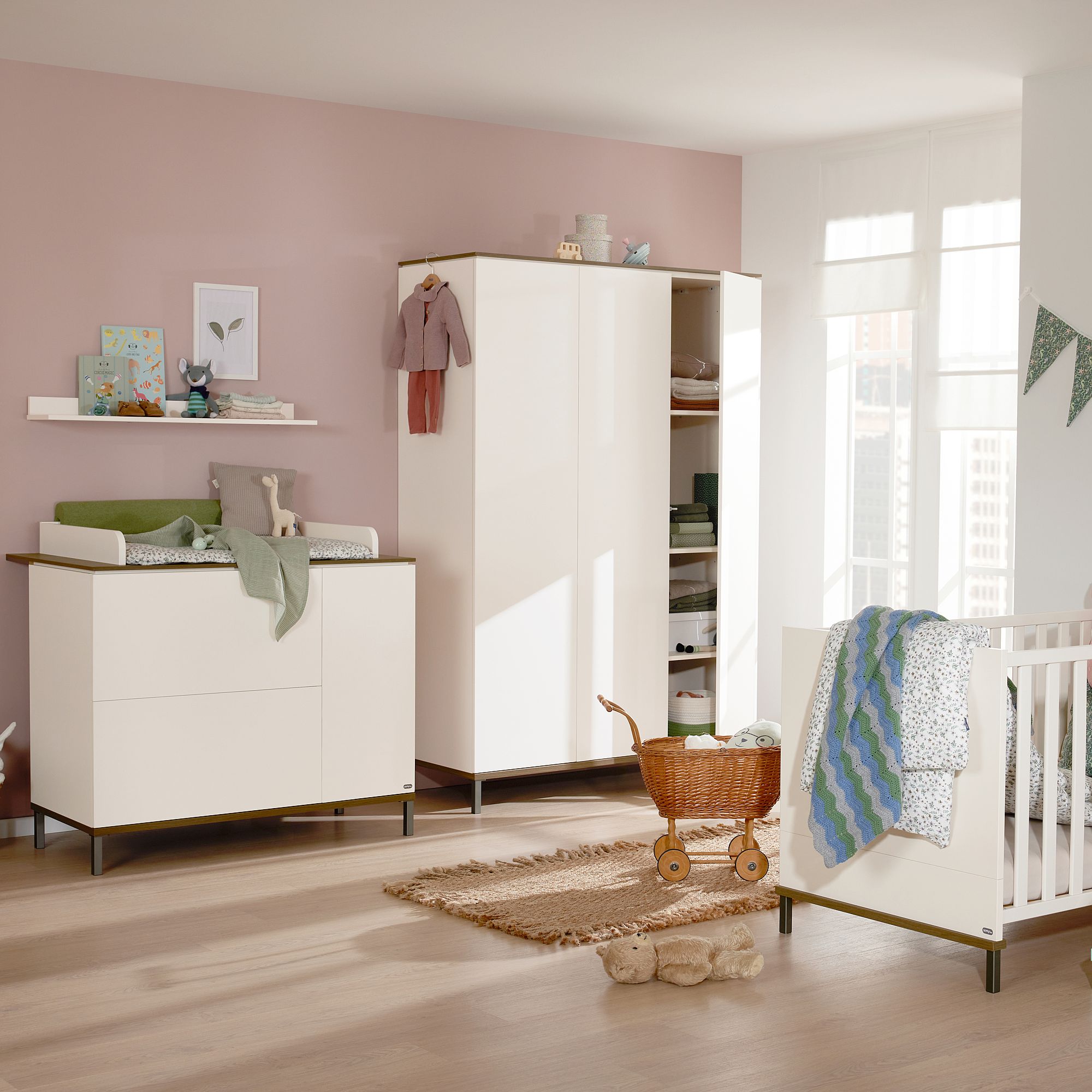 Modernes Kinderzimmer mit Kinderbett, Kleiderschrank, Wickeltisch, Spielzeug und pastellfarbenem Dekor.