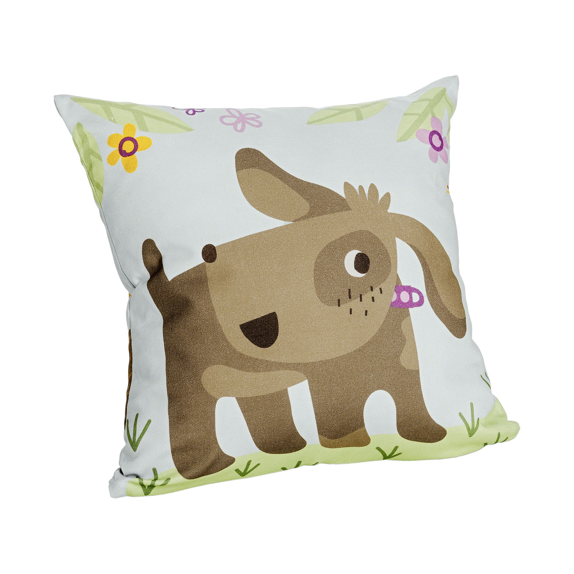 Quadratisches Kissen mit einem Cartoon-Hund, Blumen und Gras auf einem hellen Hintergrund.