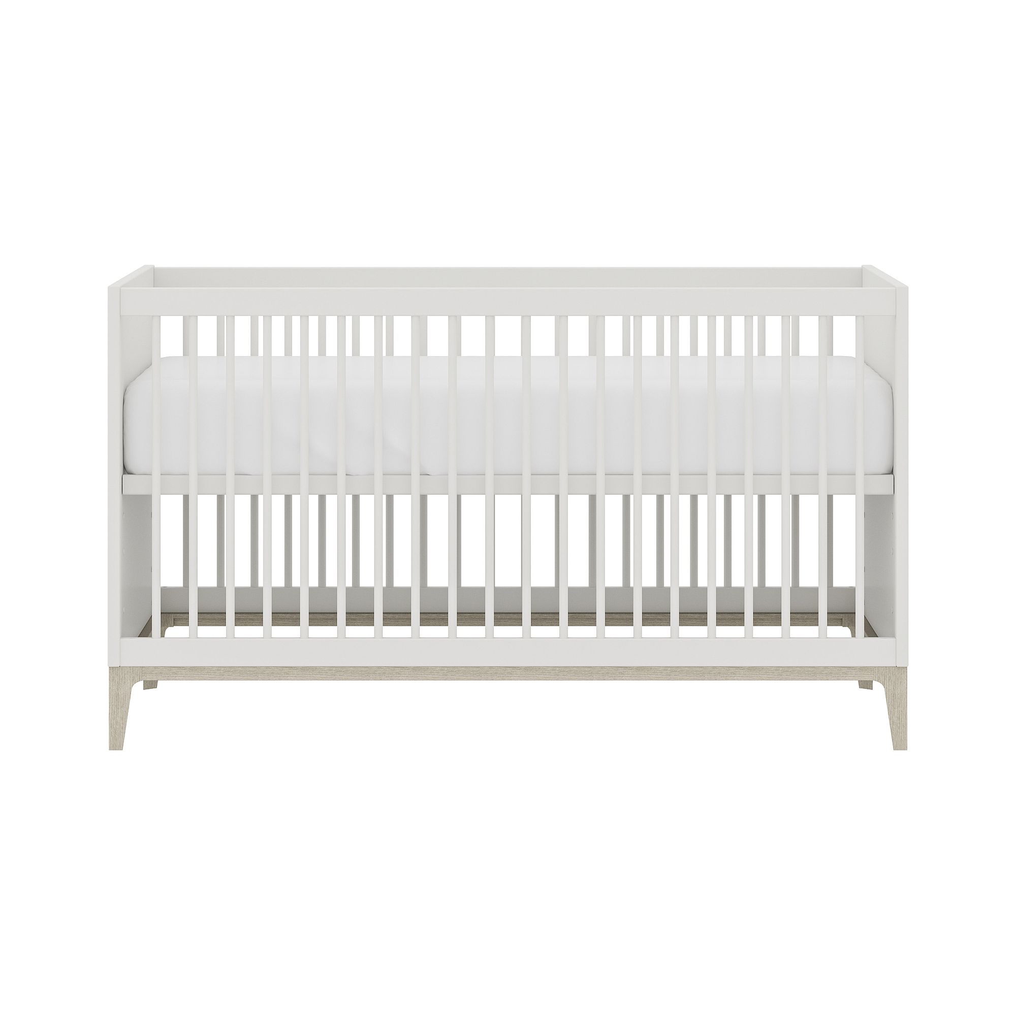 Weißes Babybett mit vertikalen Latten und einer weißen Matratze, von vorne gesehen.