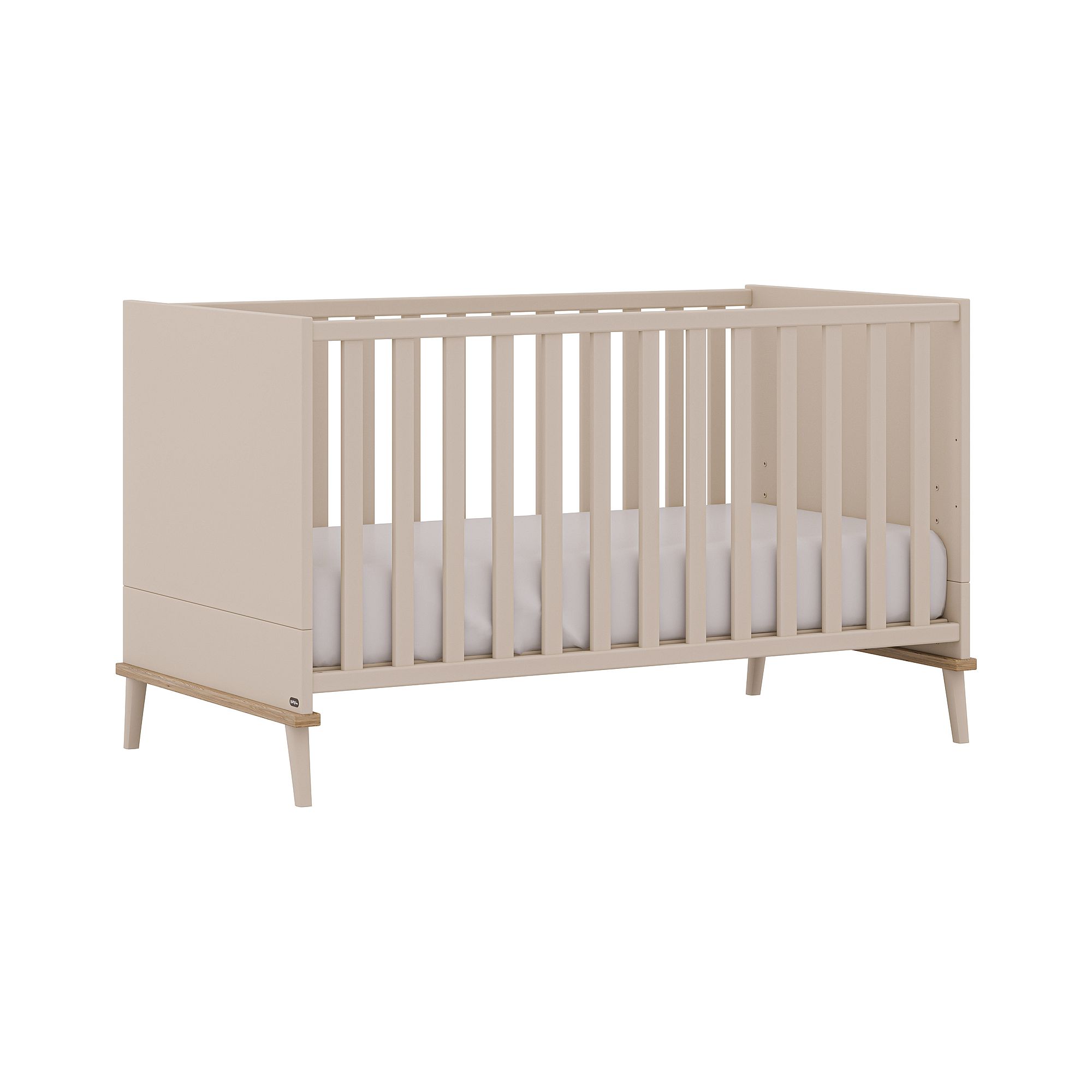 Ein beigefarbenes hölzernes Babybett mit weißem Bettzeug auf weißem Hintergrund.