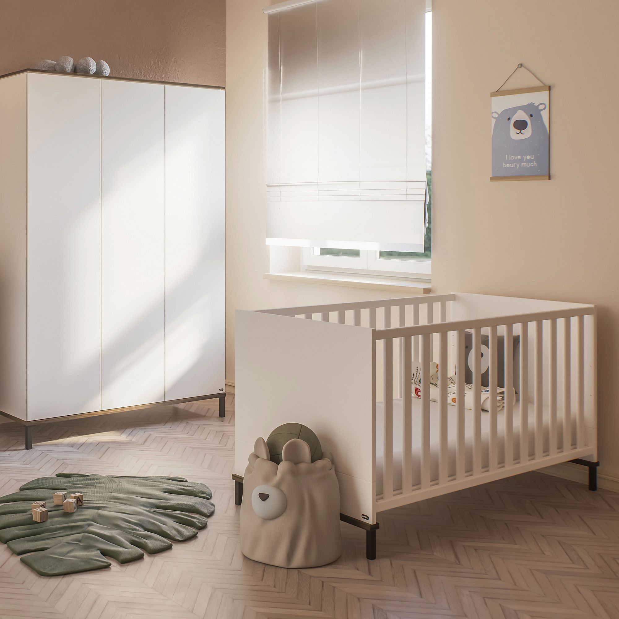 Minimalistisches Babyzimmer mit weißem Kinderbett, Kleiderschrank und Dekoration im Bärendesign.
