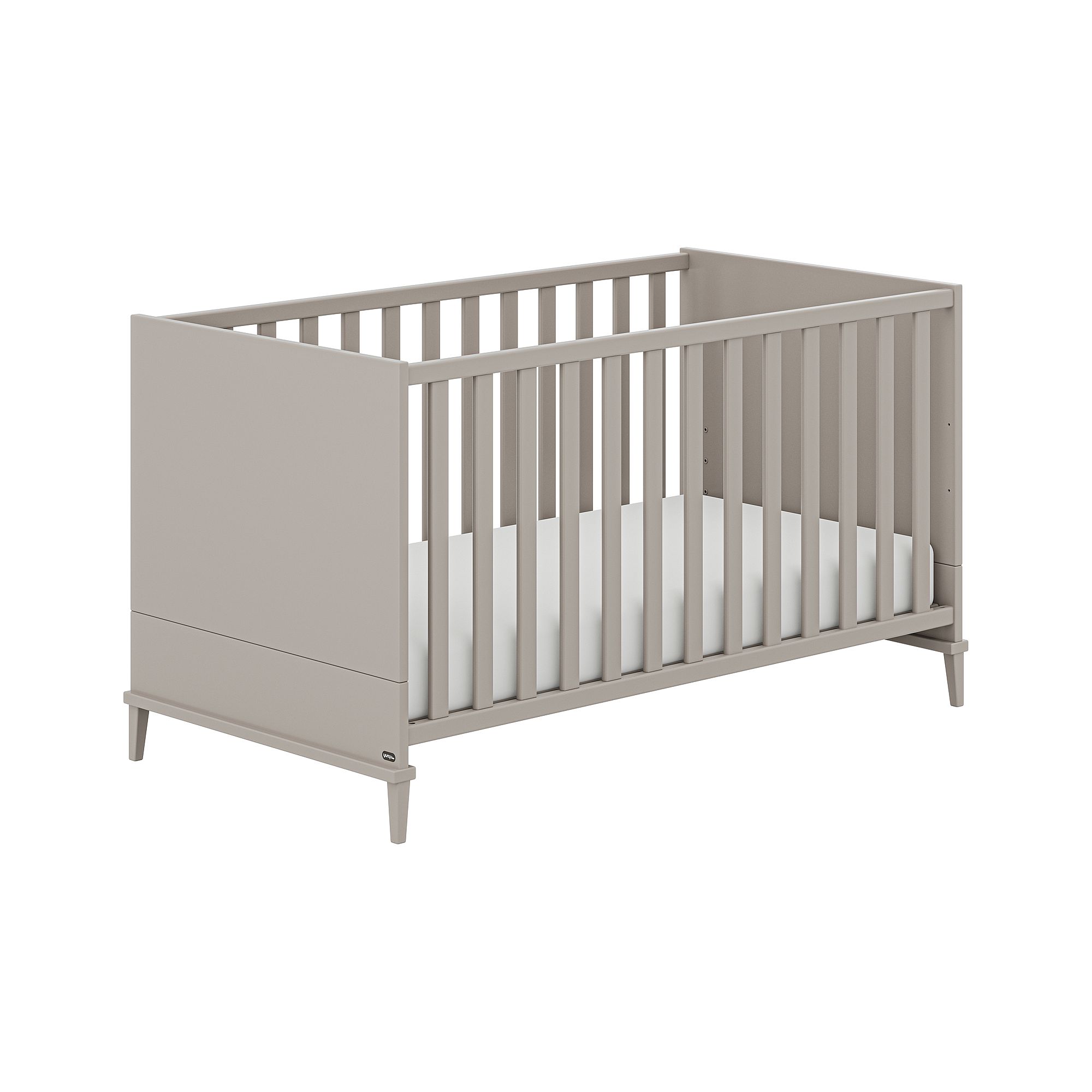 Beigefarbenes Holz-Babybett mit weißer Matratze auf weißem Hintergrund.