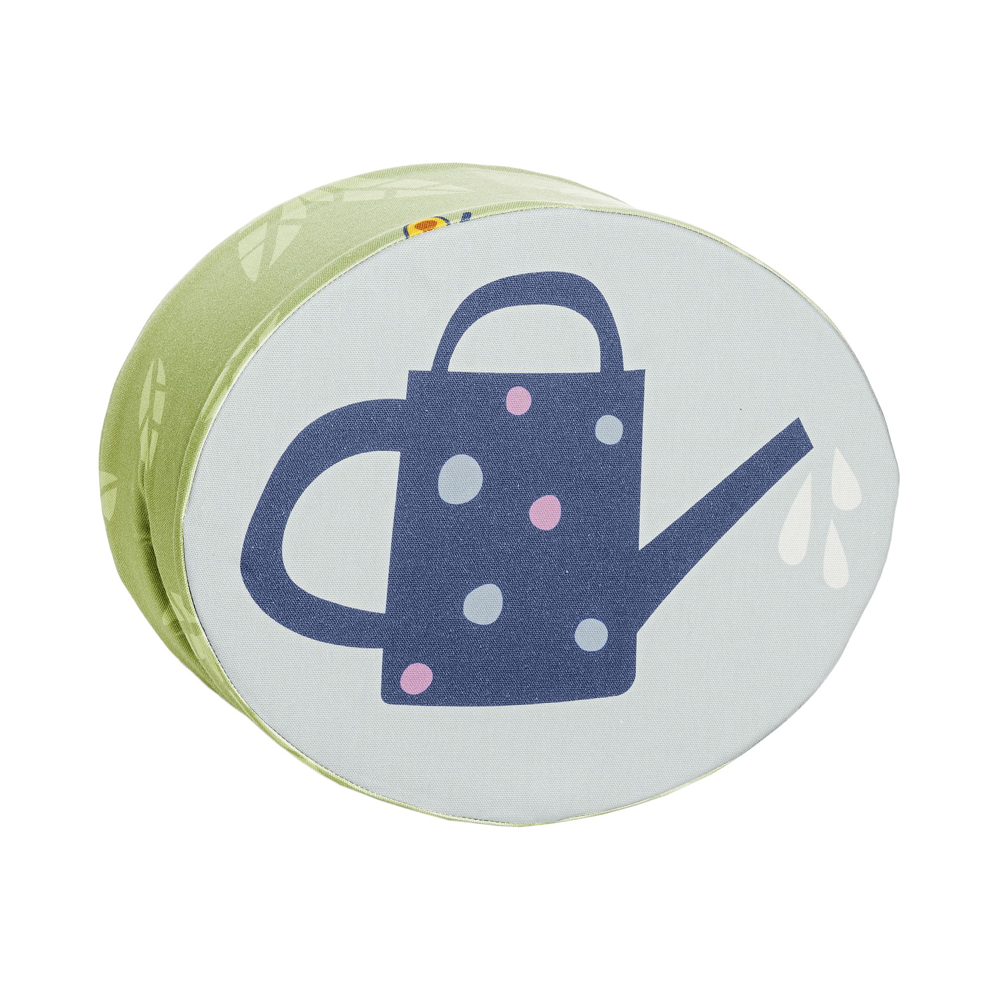 Steckkissen Baumwolle, Motiv "Petersilienweg 8", 35 x 28 x 12 cm, Katze Minzie Rundes Kissen mit einer Gießkannenillustration und Wassertropfen auf hellem Stoff.