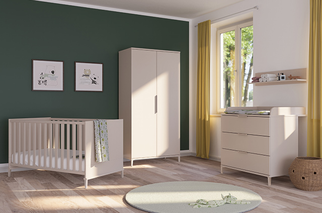 Modernes Kinderzimmer mit Kinderbett, Kleiderschrank, Kommode und grüner Akzentwand.