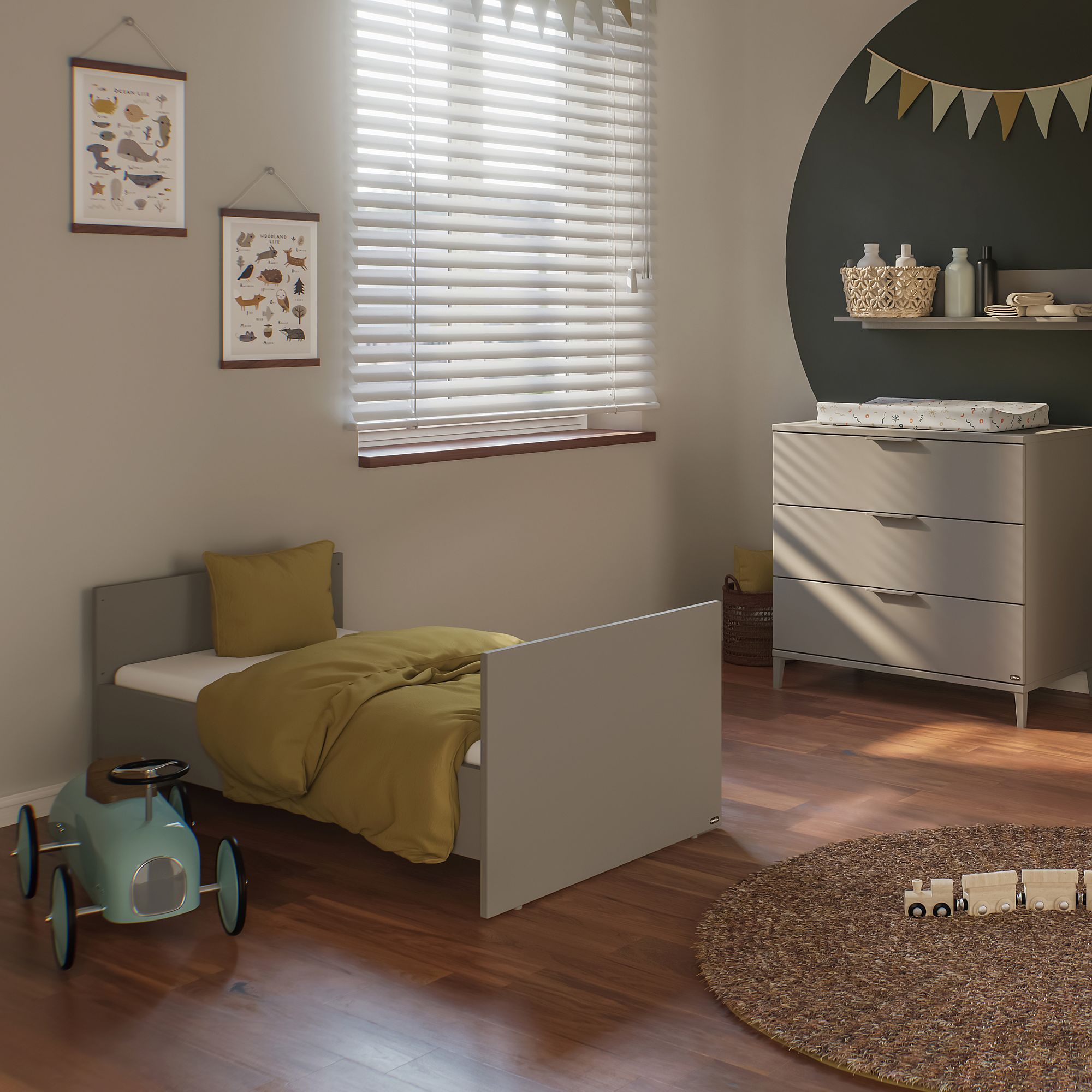 Minimalistisches Kinderzimmer mit einem kleinen Bett, einem Spielzeugauto, einer Kommode und Jalousien.