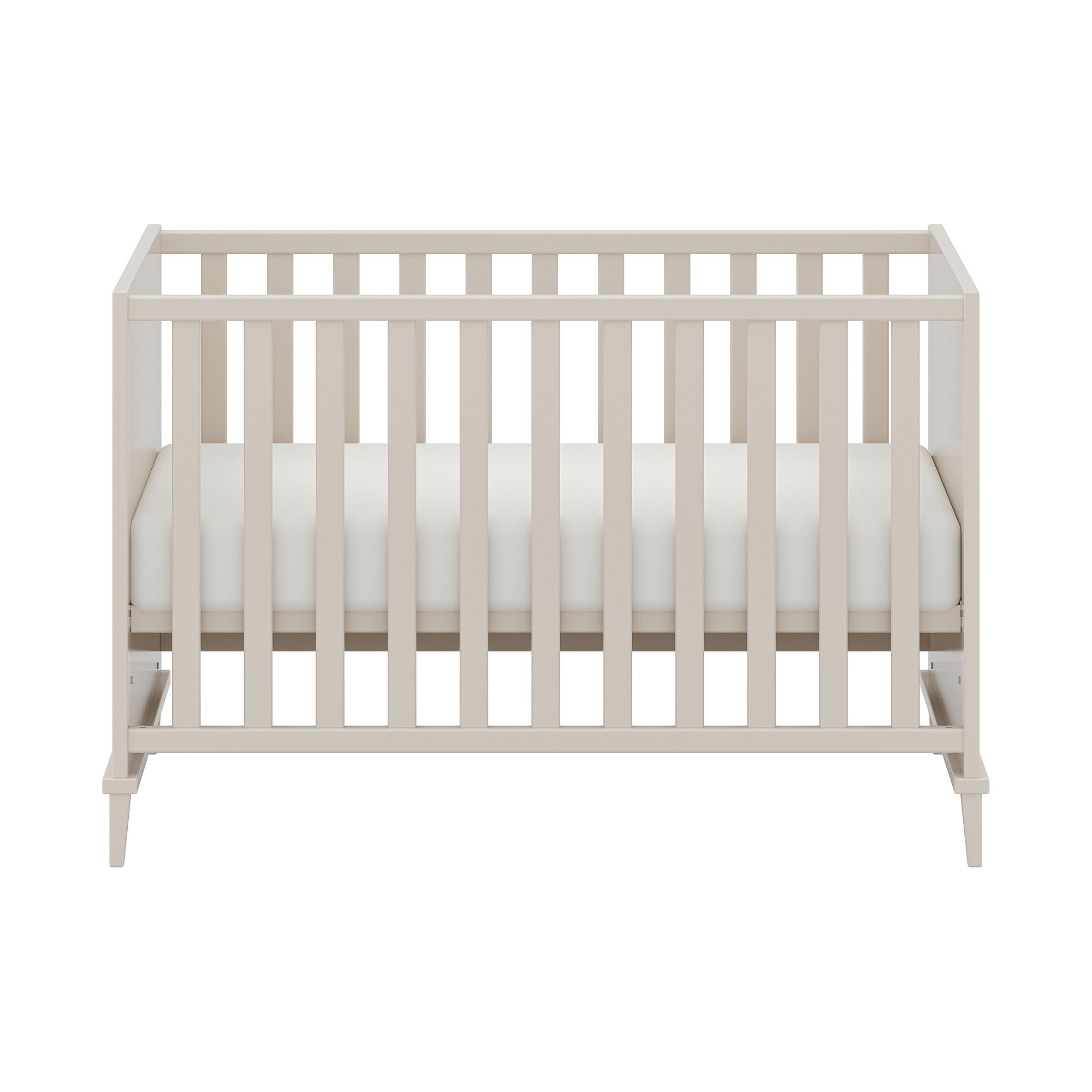 Weißes Holz-Babybett mit Lattenrost und Matratze, von vorne gesehen.