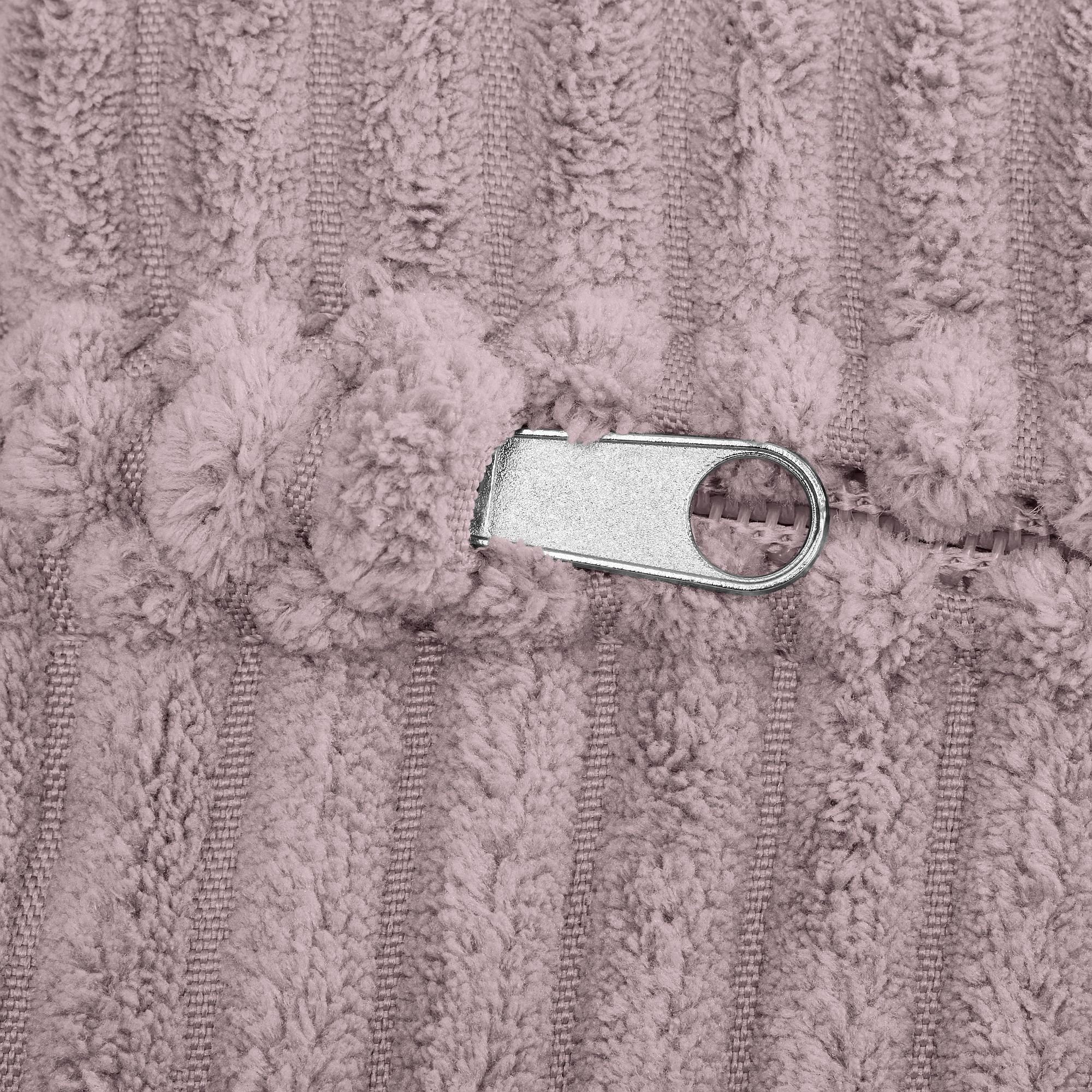 Nahaufnahme eines silbernen Reißverschlusses auf einem strukturierten, lilafarbenen Stoff.