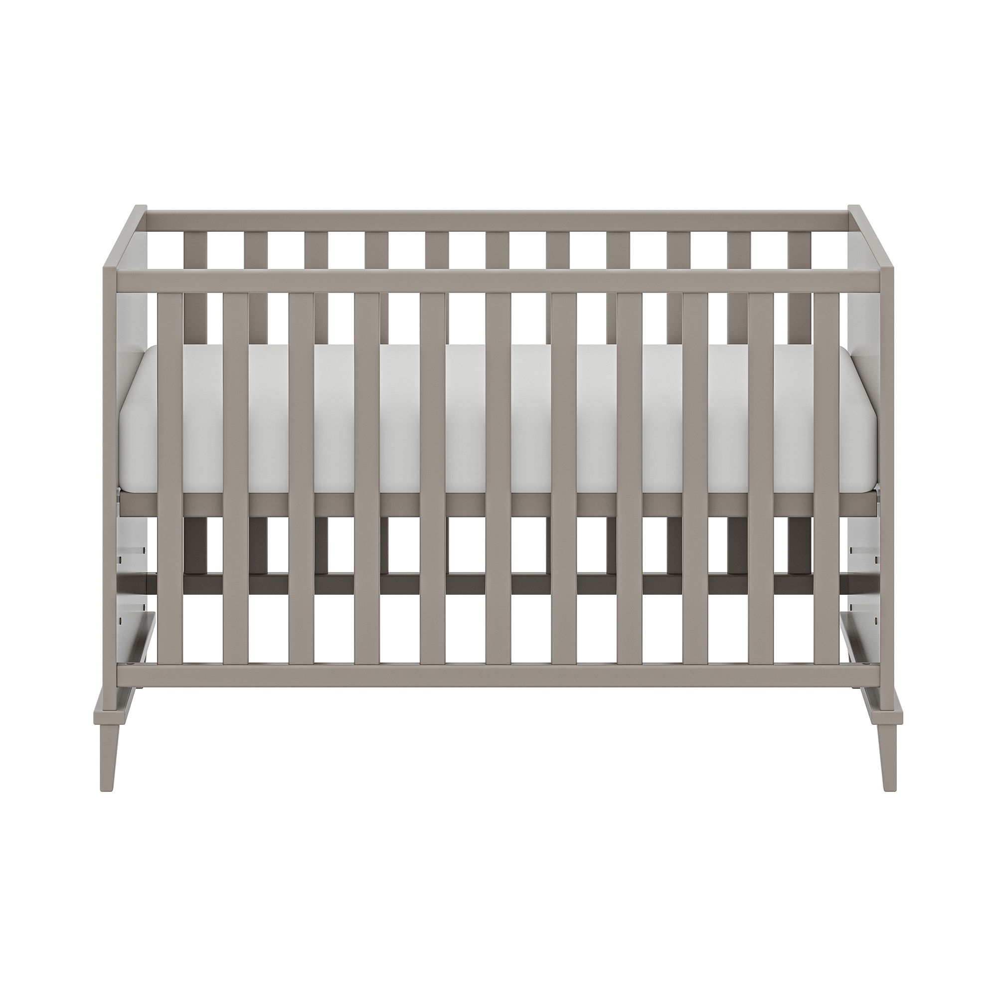 Graues Holz-Babybett mit vertikalen Latten und weißer Matratze, von vorne gesehen.