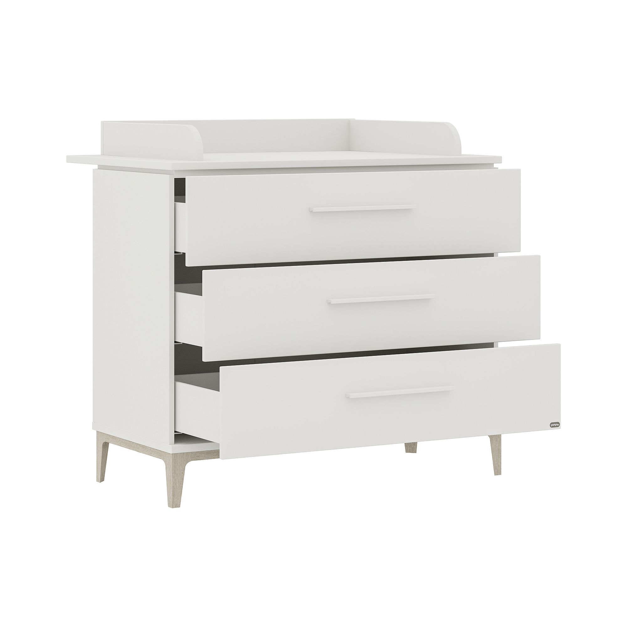 Weiße Kommode mit drei Schubladen, alle Schubladen geöffnet, auf hellen Holzbeinen stehend.