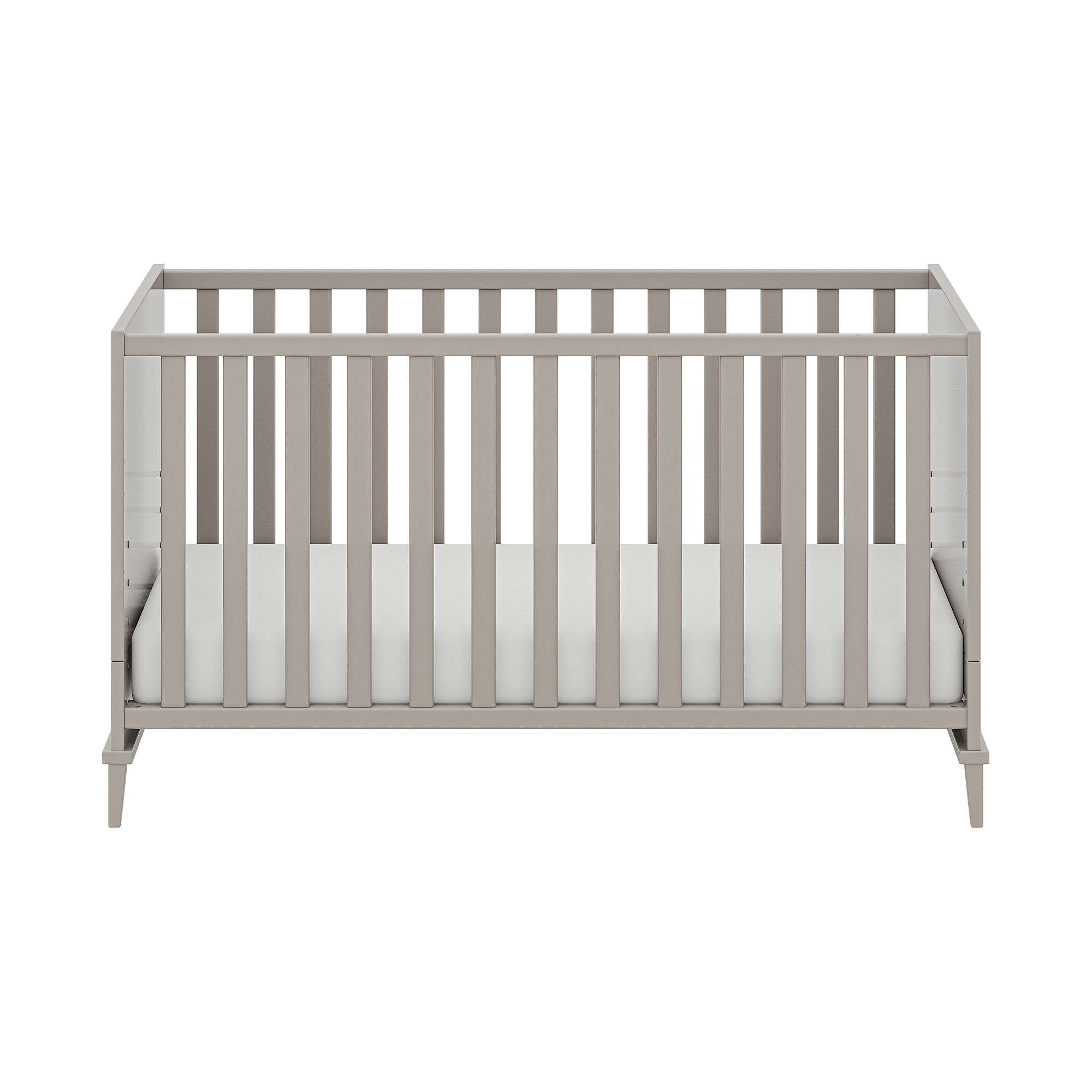 Ein graues Holz-Babybett mit vertikalen Latten und einer weißen Matratze.