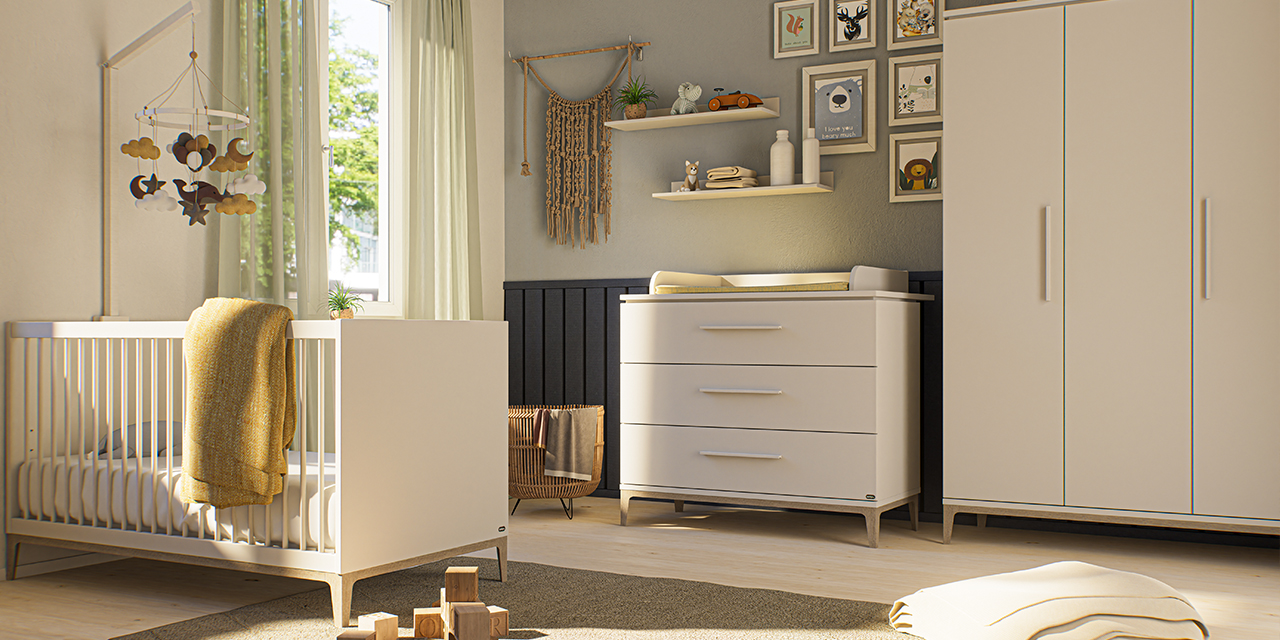 Modernes Kinderzimmer mit Kinderbett, Kommode, Kleiderschrank und Wanddekoration in natürlichem Licht.