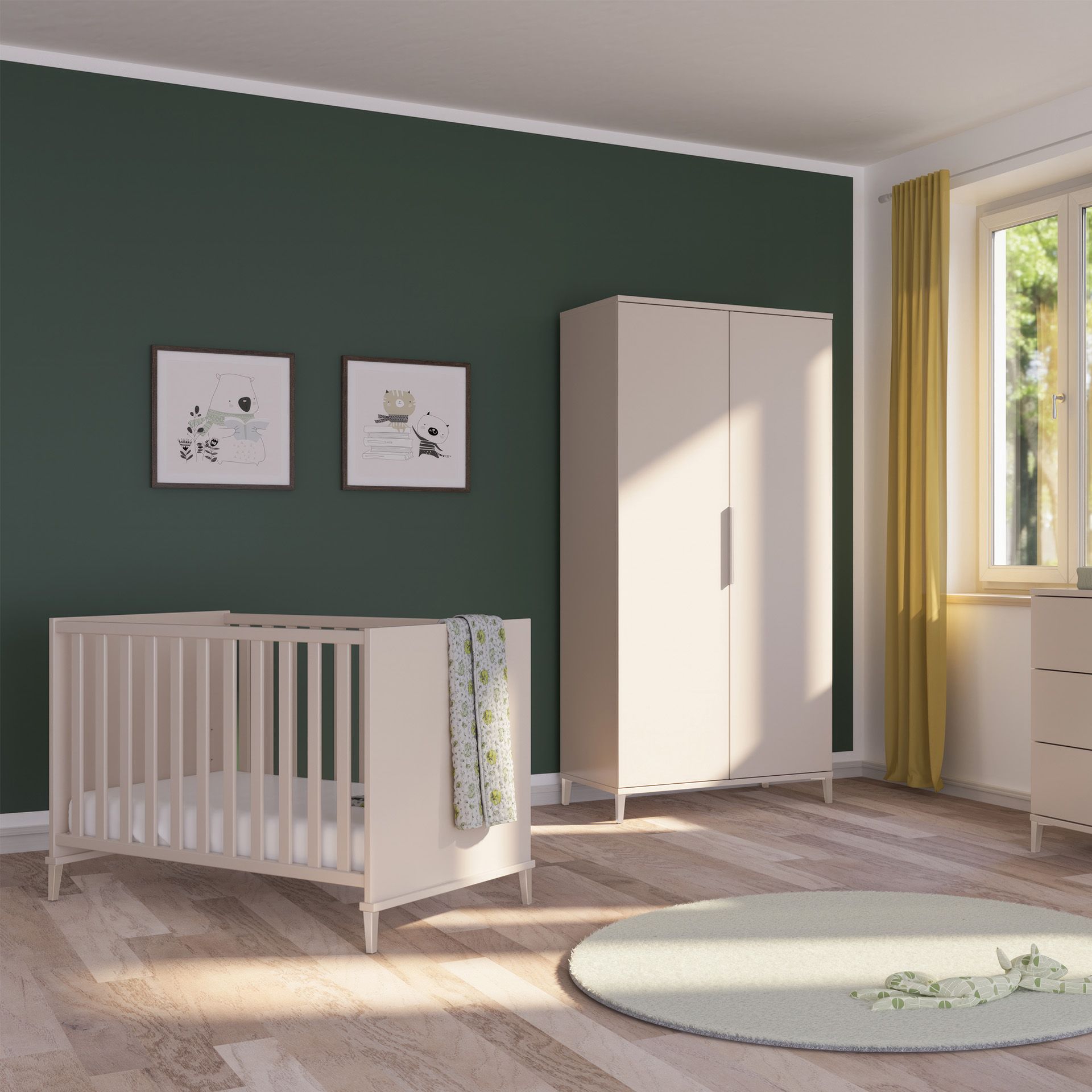 Modernes Kinderzimmer mit einem Kinderbett, einem Kleiderschrank und einer grünen Akzentwand in der Nähe eines sonnigen Fensters.