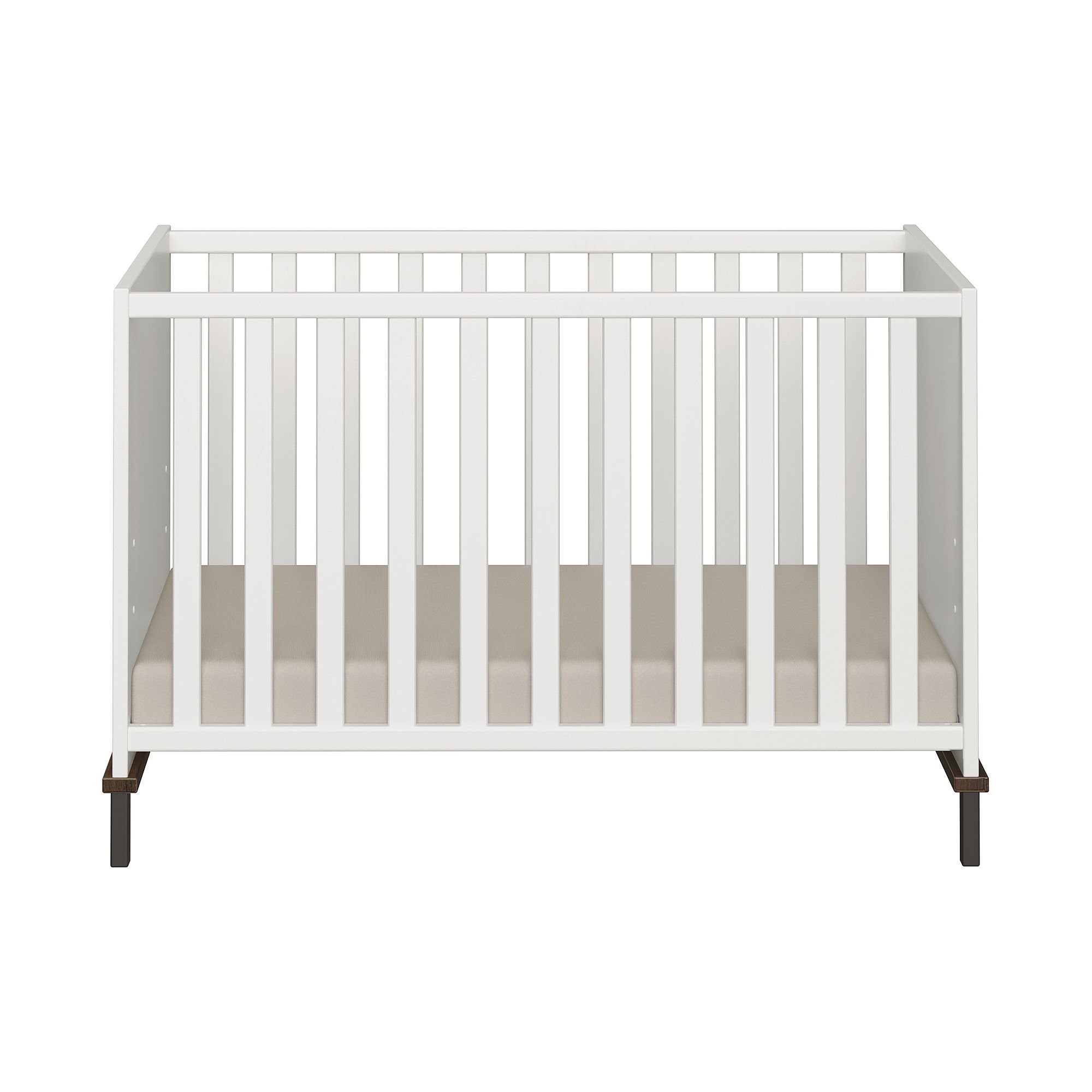 Weißes Babybett mit vertikalen Latten und einem flachen Sockel, dargestellt vor einem weißen Hintergrund.