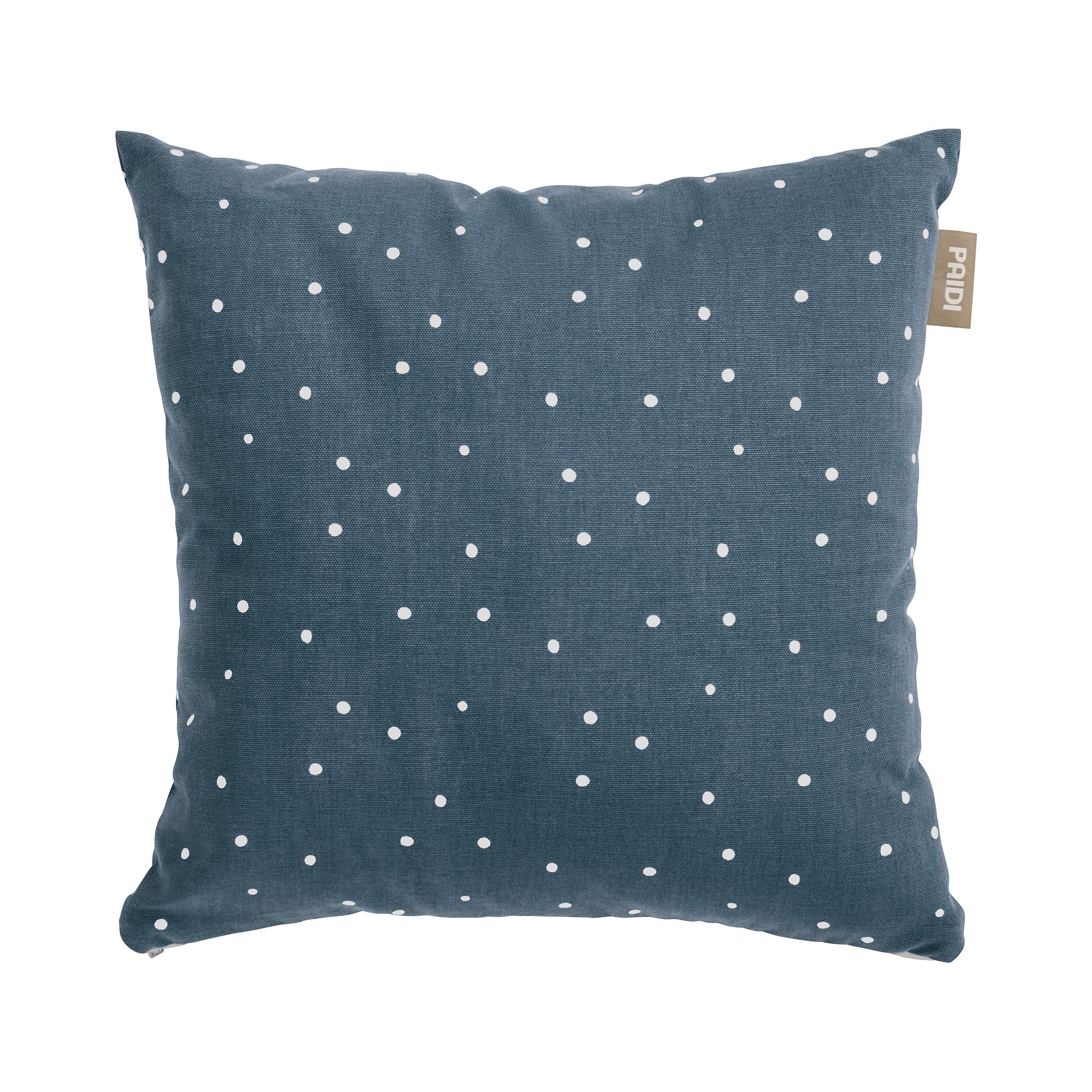 Blaues quadratisches Kissen mit weißen Tupfen und einem kleinen braunen Stoffanhänger.