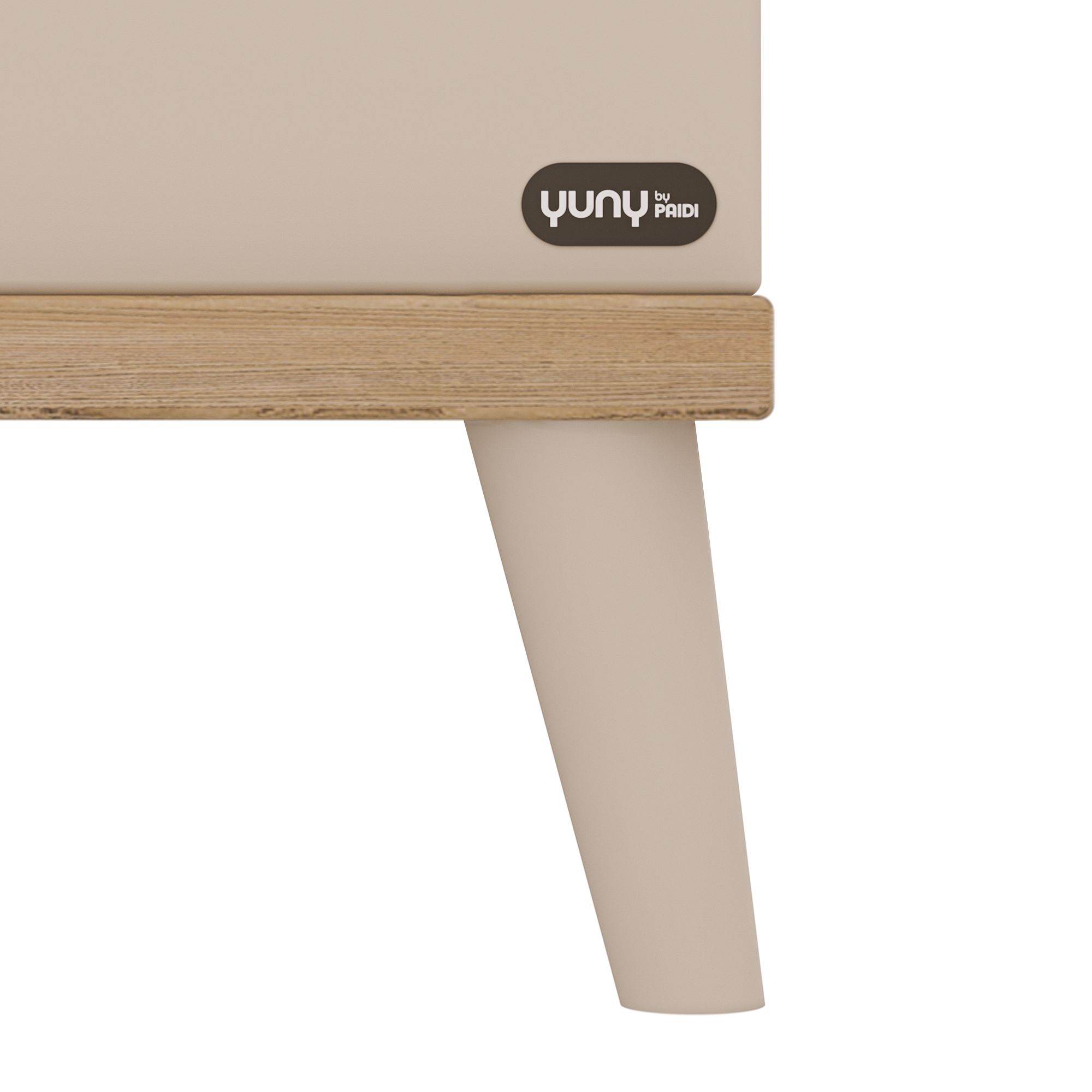 Nahaufnahme eines beigen Möbelbeins mit einem yuny by PAIDI-Etikett in der Ecke.