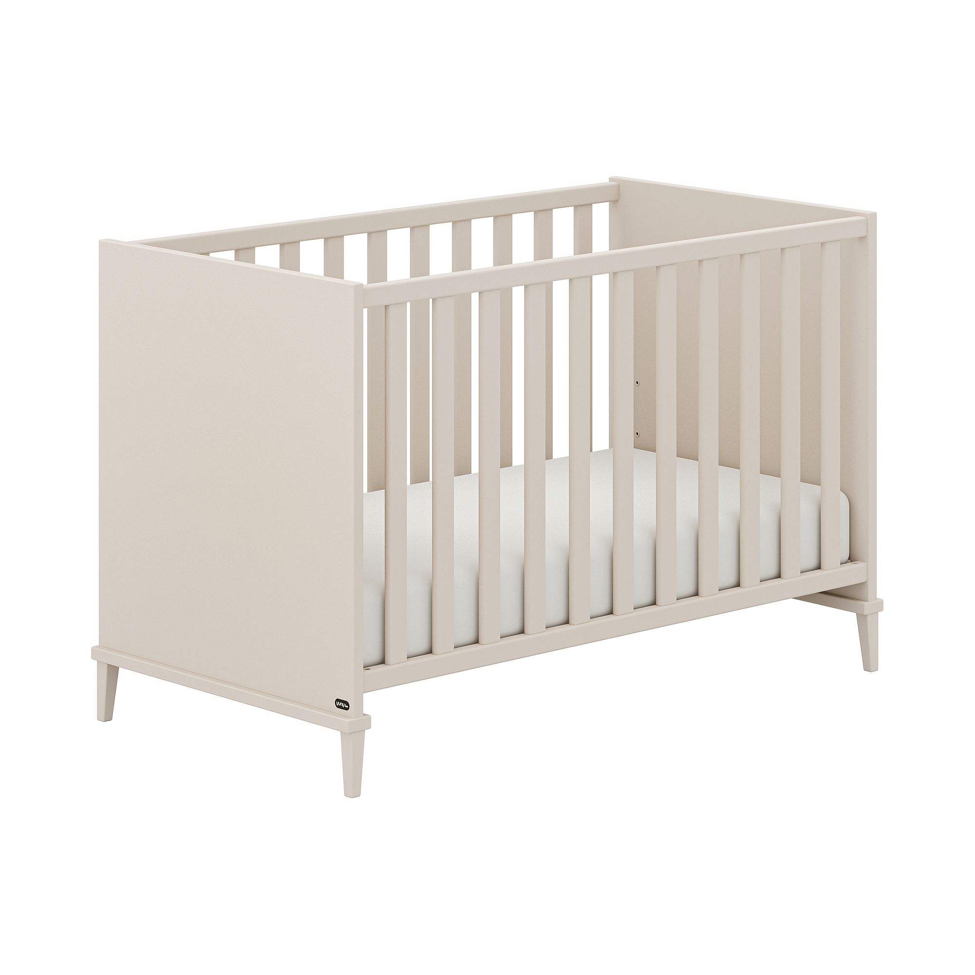 Beigefarbenes Babybett aus Holz mit vertikalen Latten und einer weißen Matratze.