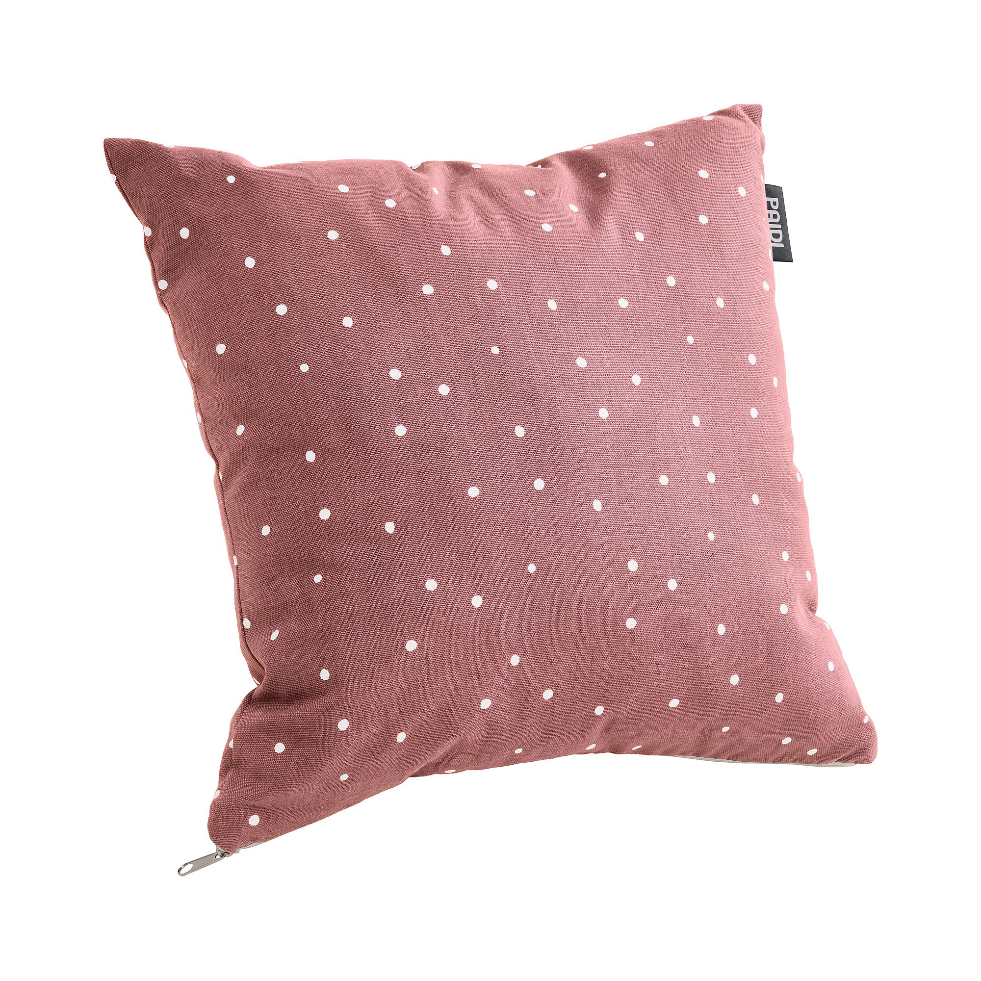 Quadratisches rosa Kissen mit weißen Tupfen und einem kleinen Stoffanhänger an der Seite.