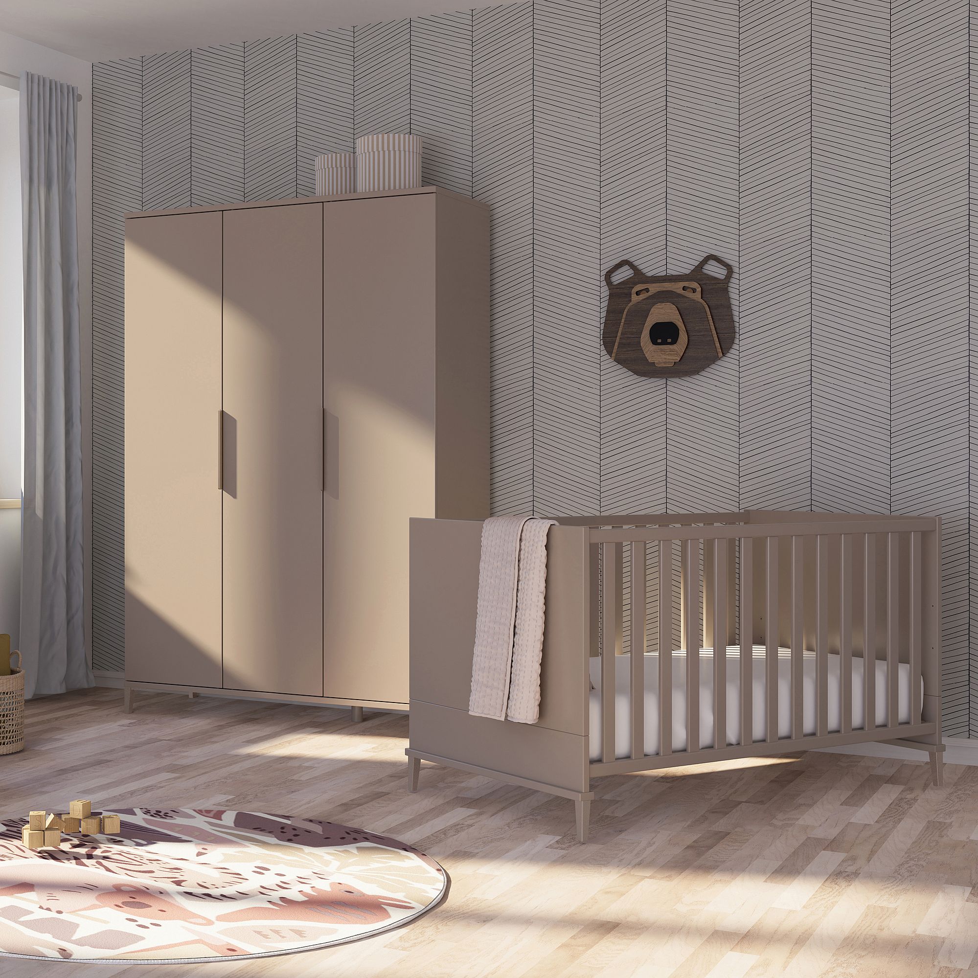 Modernes Kinderzimmer mit beigefarbenem Kinderbett, Kleiderschrank und Bärendekor auf gemusterter Tapete.