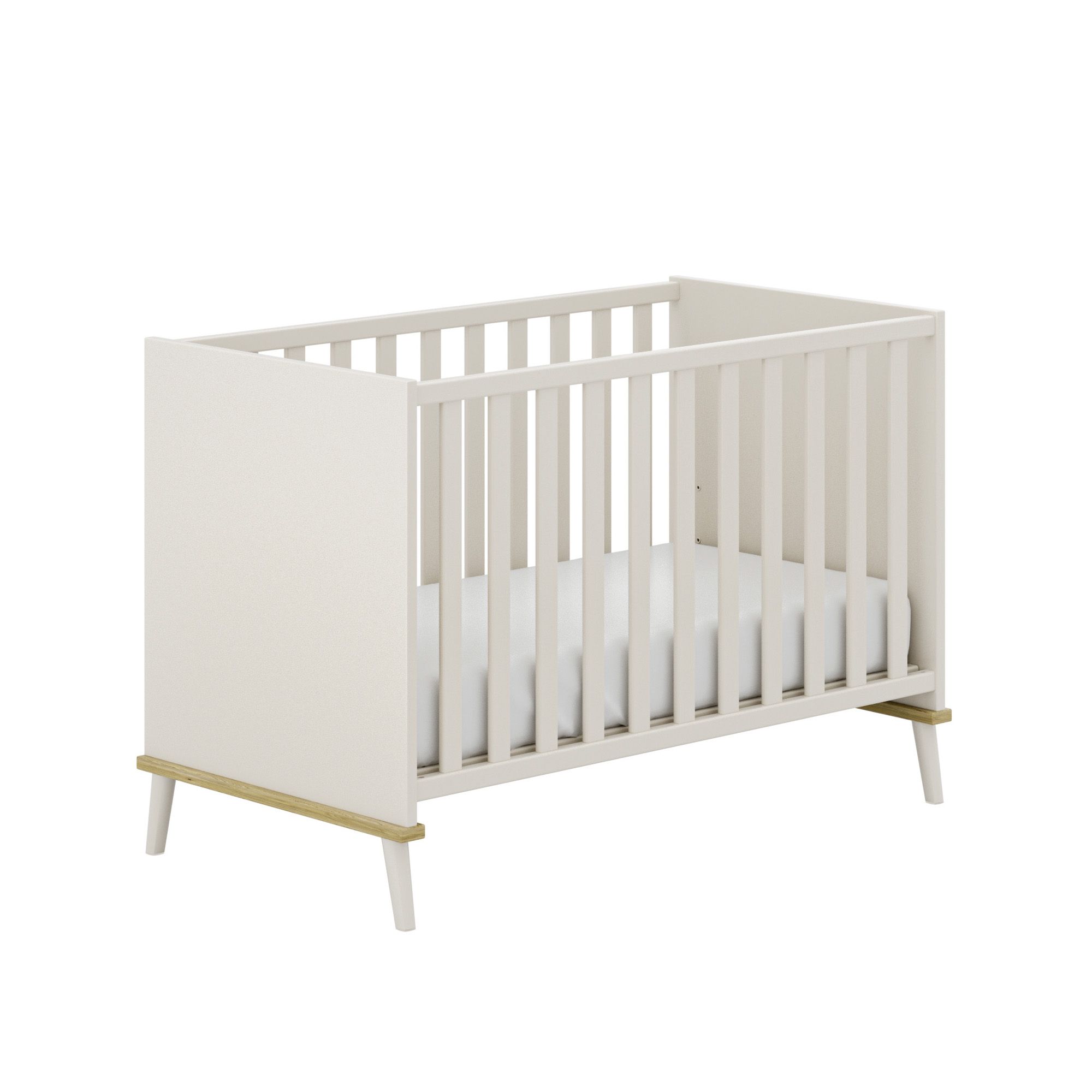 Weißes modernes Babybett mit Lattenrost und einer einfachen Matratze im Inneren.