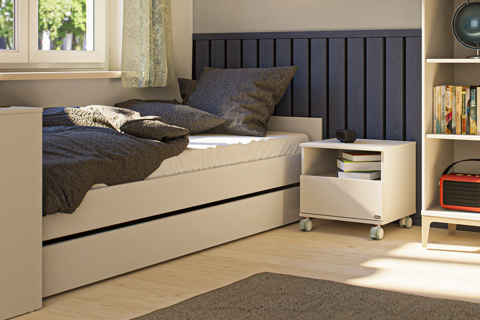 Sonnendurchflutetes, modernes Schlafzimmer mit einem Einzelbett, Nachttisch und Büchern in Regalen.