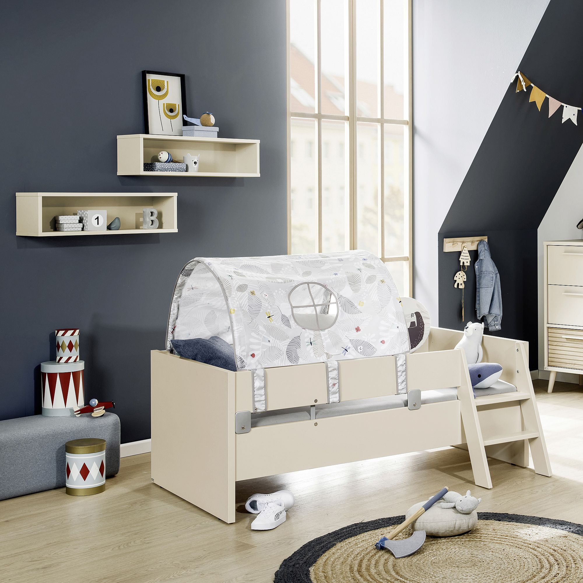 Kinderzimmer mit Hochbett, Zelthimmel, Regalen und Spielzeug.