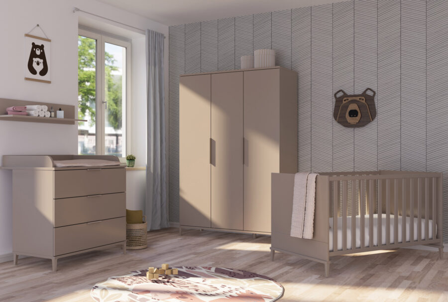 Modernes Kinderzimmer mit beigen Möbeln, einem Kinderbett, einer Kommode, einem Kleiderschrank, einem Bären als Wanddekoration, einem Fenster und sanftem Sonnenlicht.