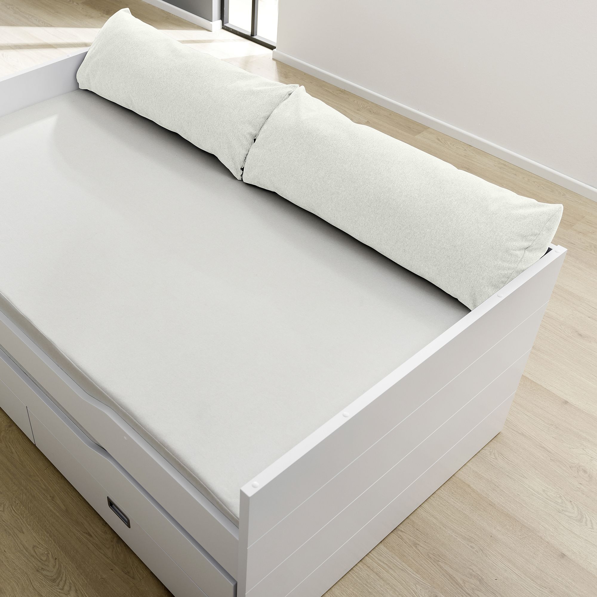 Rückenkissen 100 x 40 x 25 cm, Mikrofaser Ivory Weißes Tagesbett mit Stauraumschubladen, belegt mit einem langen Kissen und weißer Bettwäsche.