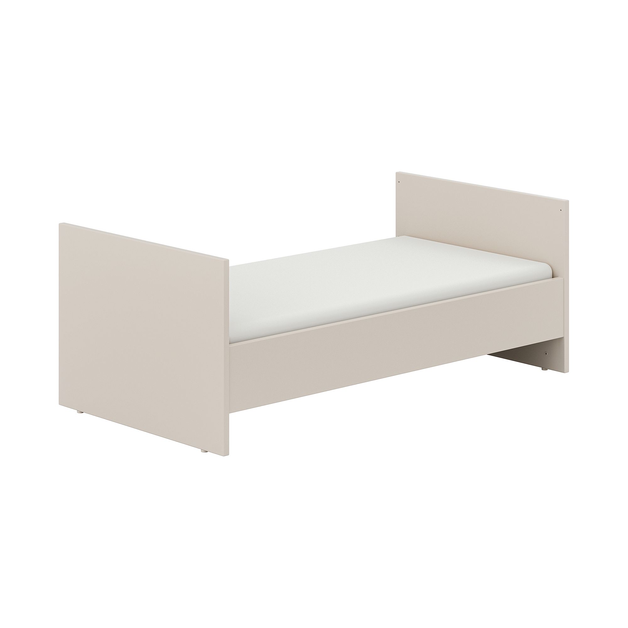 Umbauseiten Sister Lou für Babybett 70 x 140 cm Beigefarbener Einzelbettrahmen mit weißer Matratze, von einem Winkel aus gesehen.