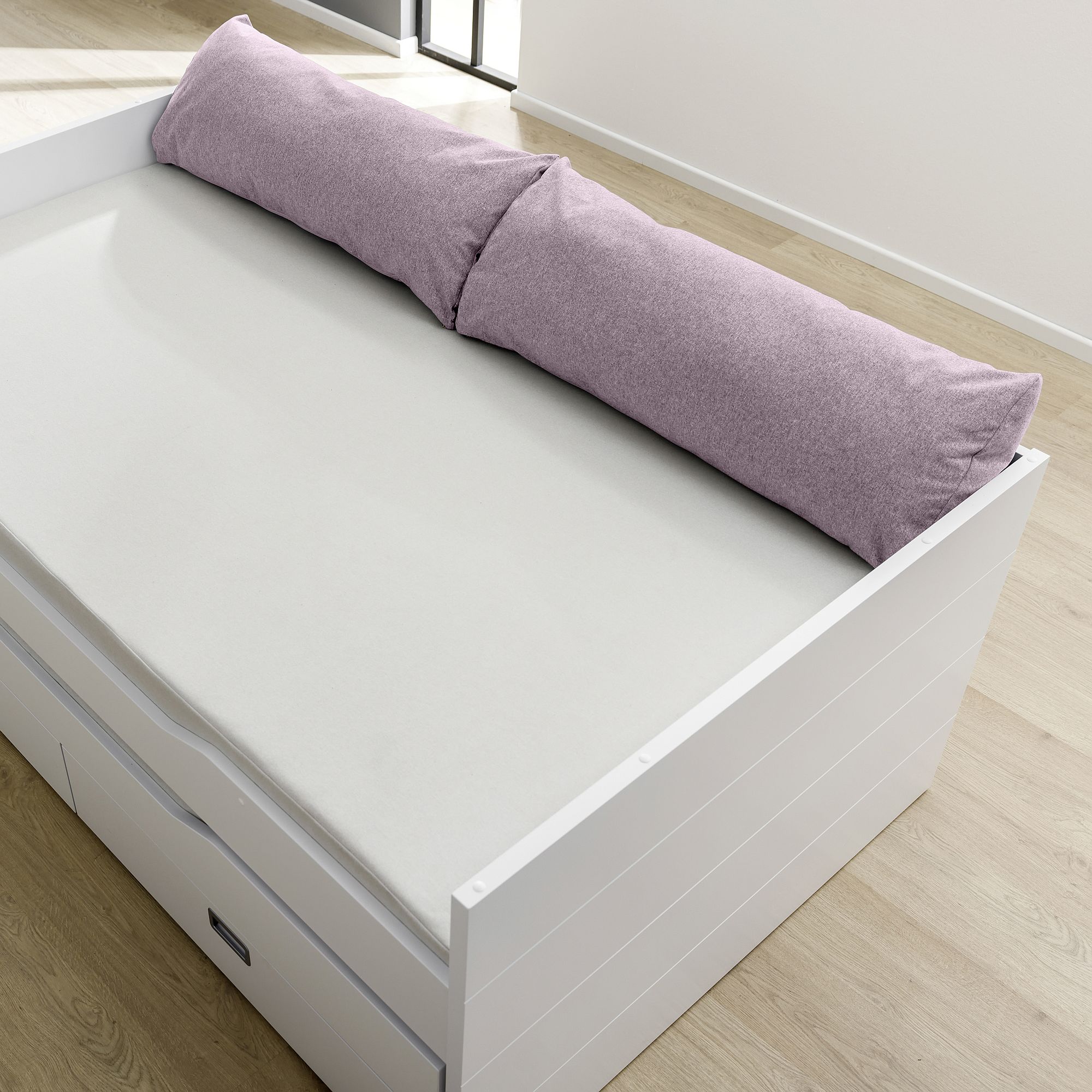 Rückenkissen 100 x 40 x 25 cm, Mikrofaser Dunkelrosa Ein weißes Daybed mit einem hellvioletten Nackenkissen und einer einfachen Matratze.
