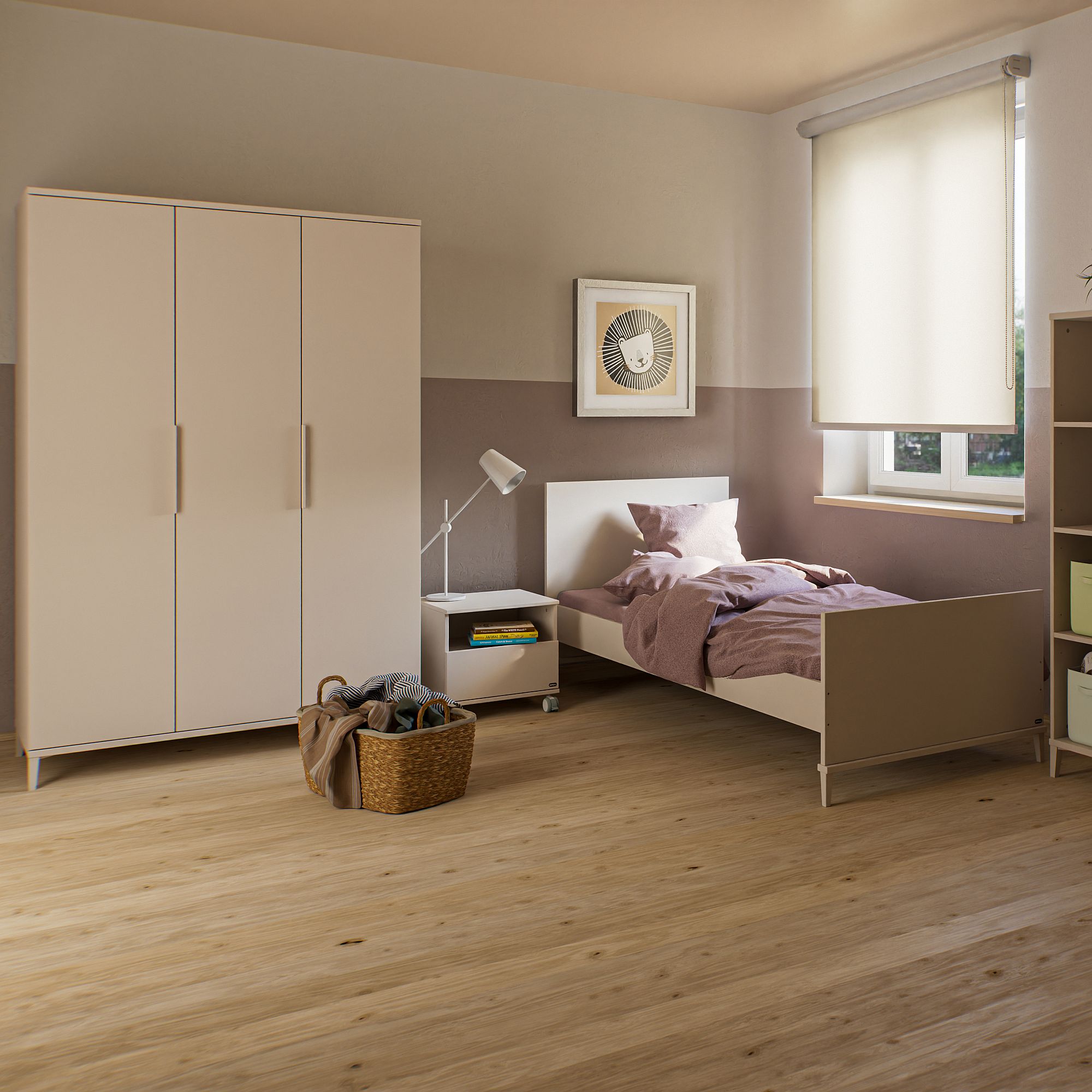 Minimalistisches Schlafzimmer mit Einzelbett, Kleiderschrank, Fenster und Korb auf Holzboden.