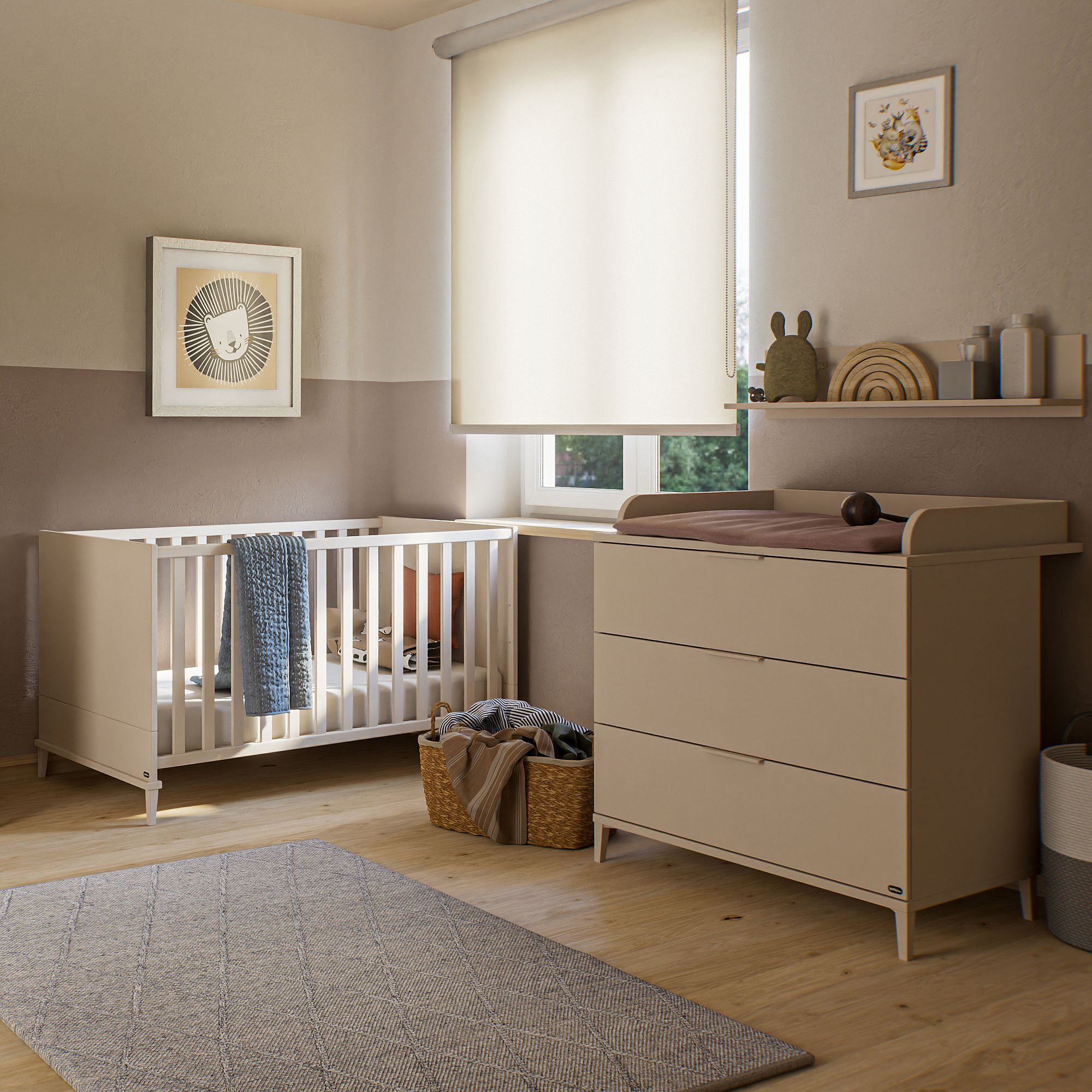 Modernes Kinderzimmer mit Kinderbett, Kommode, Körben und Dekor in neutralen Tönen.