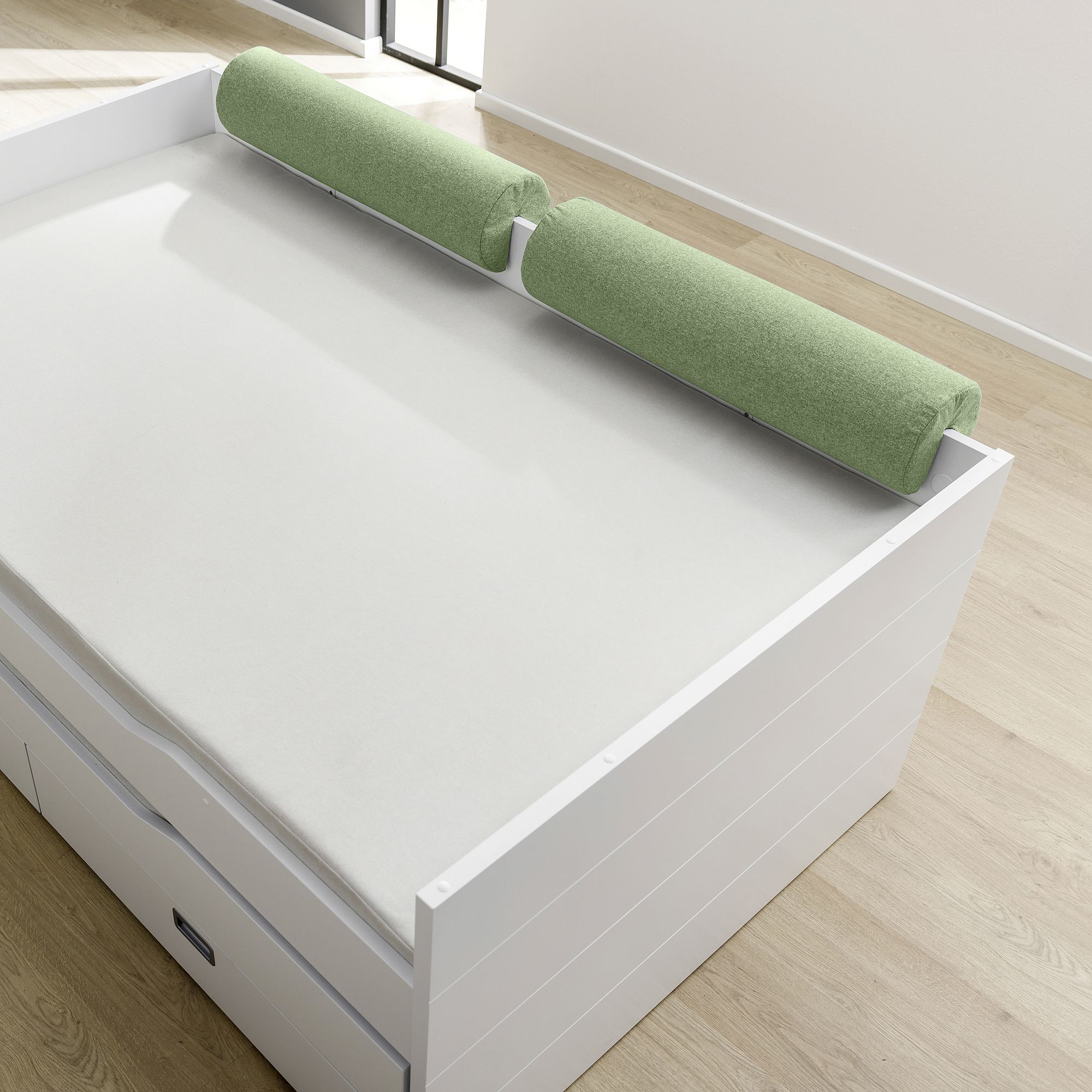 Comfort-Rolle 85,30 x Ø 20 cm, Mikrofaser Nordic Green Weißes Bett mit hellgrünen zylindrischen Kissen auf einer Seite, in einem hellen Raum.