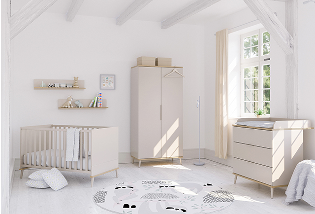 Minimalistisches weißes Kinderzimmer mit Kinderbett, Kleiderschrank, Kommode und natürlichem Licht.