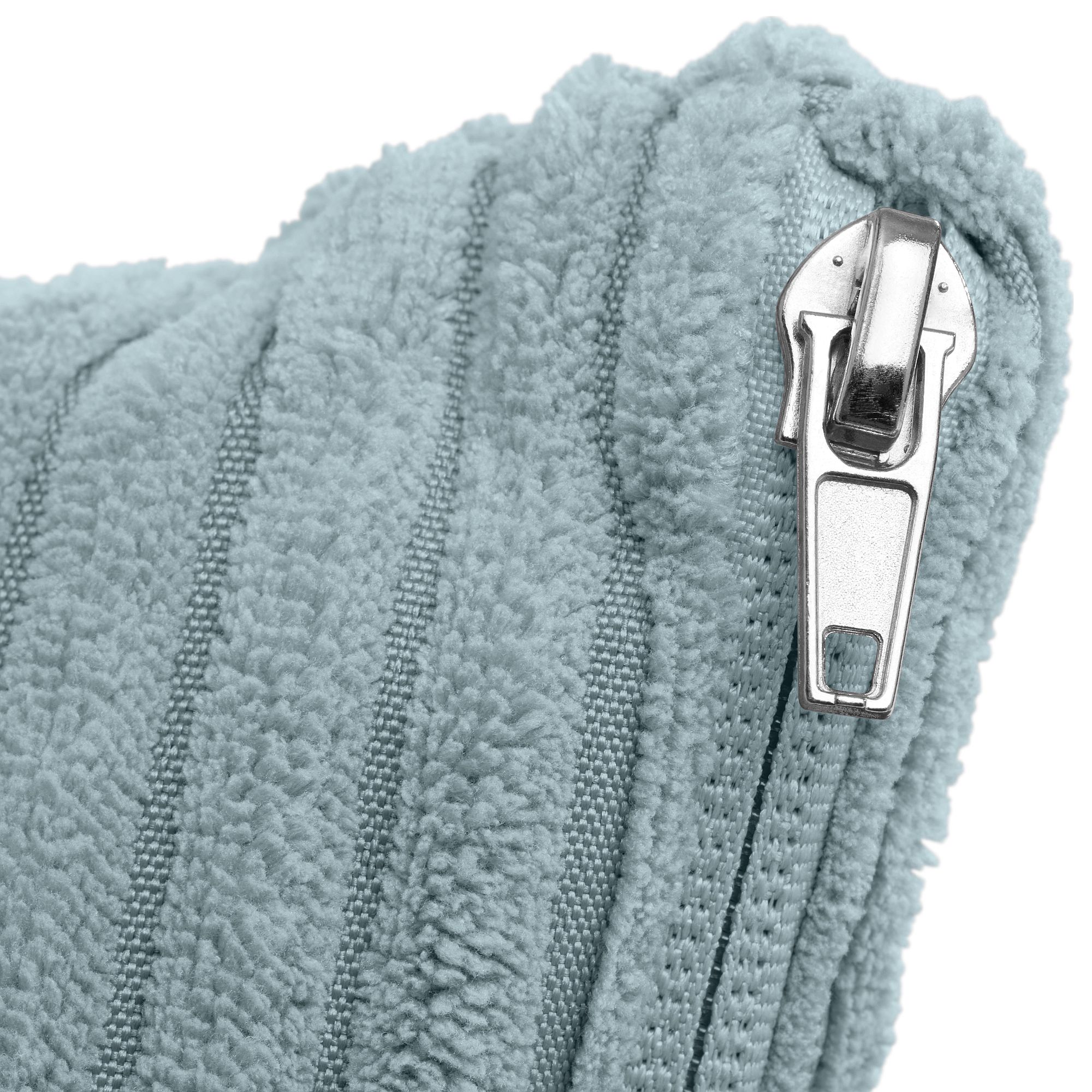 Nahaufnahme eines silbernen Reißverschlusses auf einem strukturierten, hellblauen Stoffkissen.