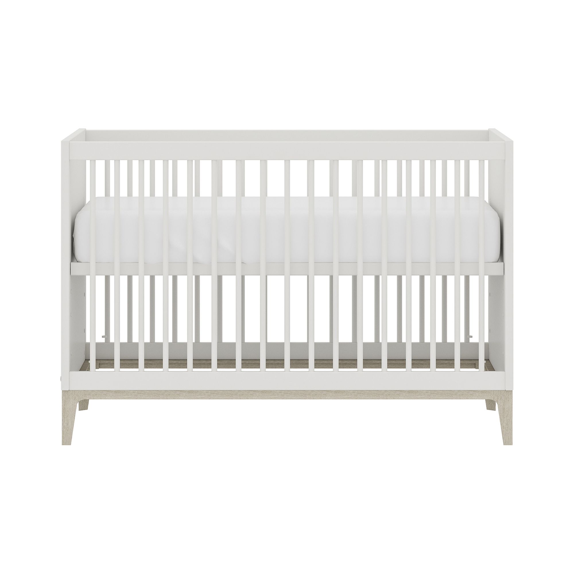 Weißes Babybett mit vertikalen Latten und einer Matratze, von vorne gesehen.