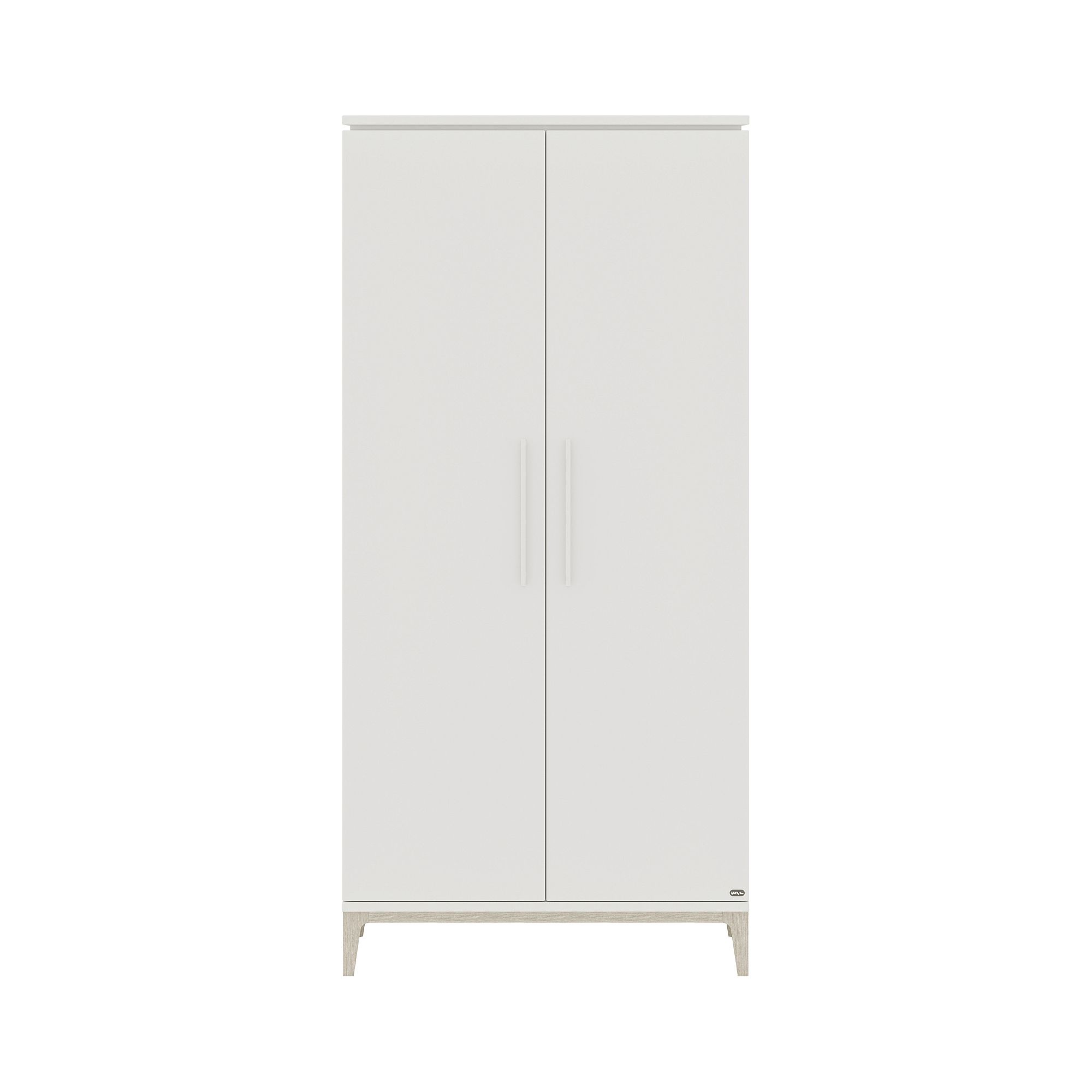 Weißer zweitüriger Kleiderschrank mit minimalistischen Griffen, auf kurzen Beinen stehend.