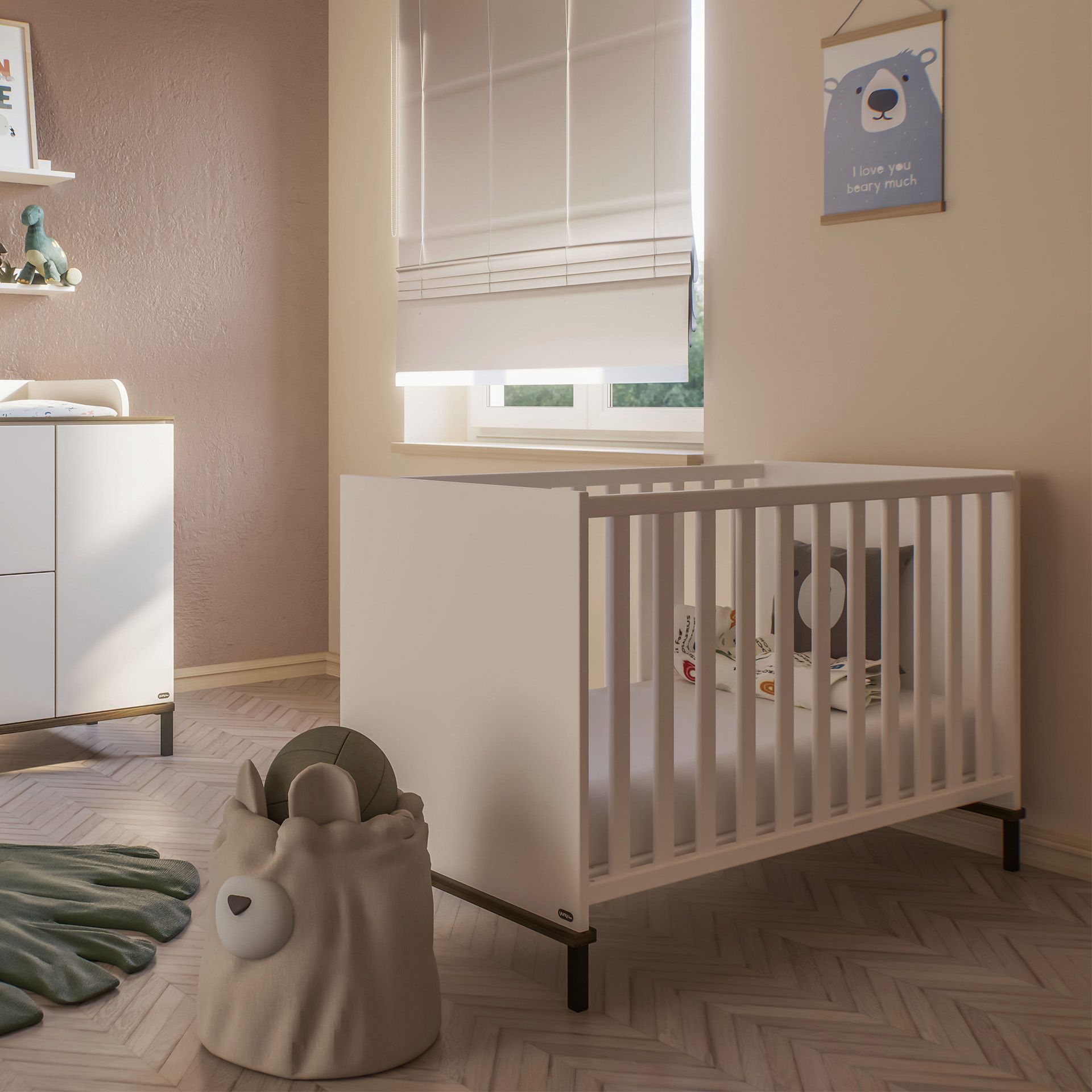 Modernes Kinderzimmer mit weißem Kinderbett, Bärendekor und sanftem Tageslicht.