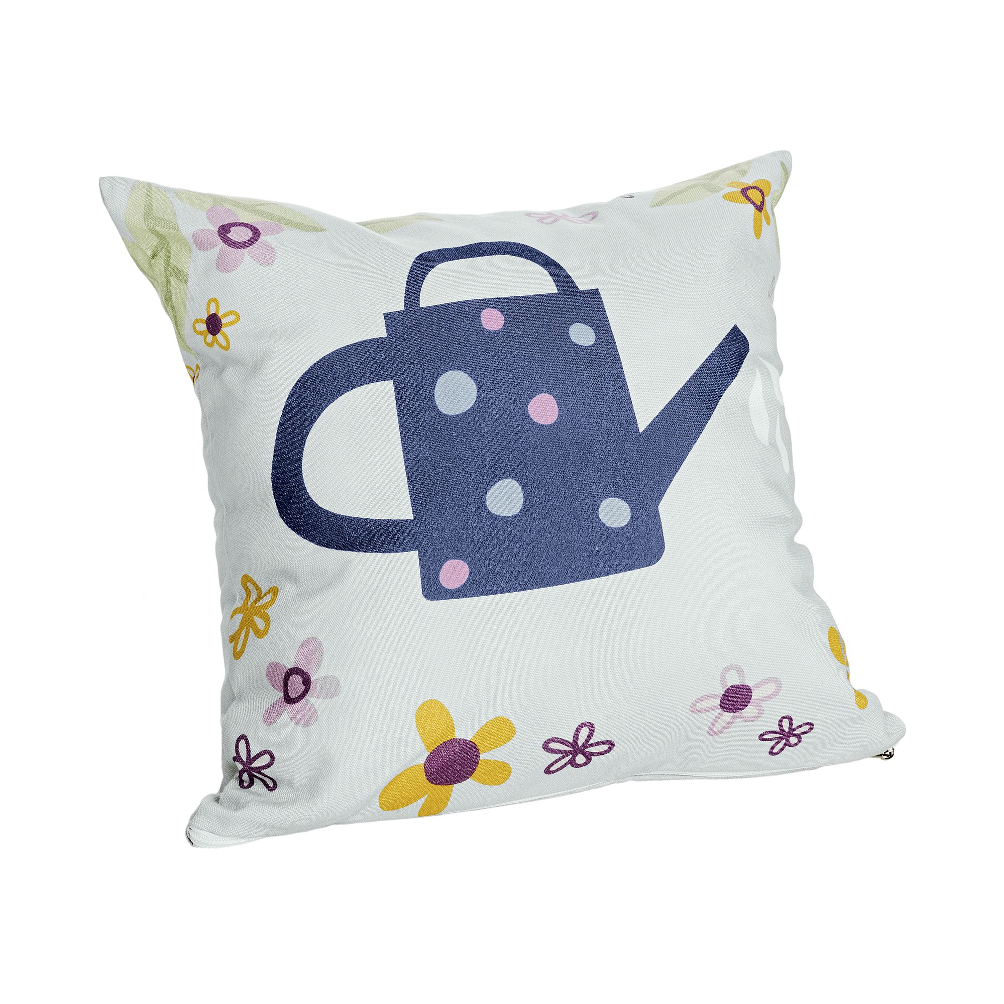Partykissen Baumwolle, Motiv "Petersilienweg 8", 40 x 40 cm, Katze Minzie Weißes Kissen mit einer blauen Gießkanne und bunten Blumen bedruckt.