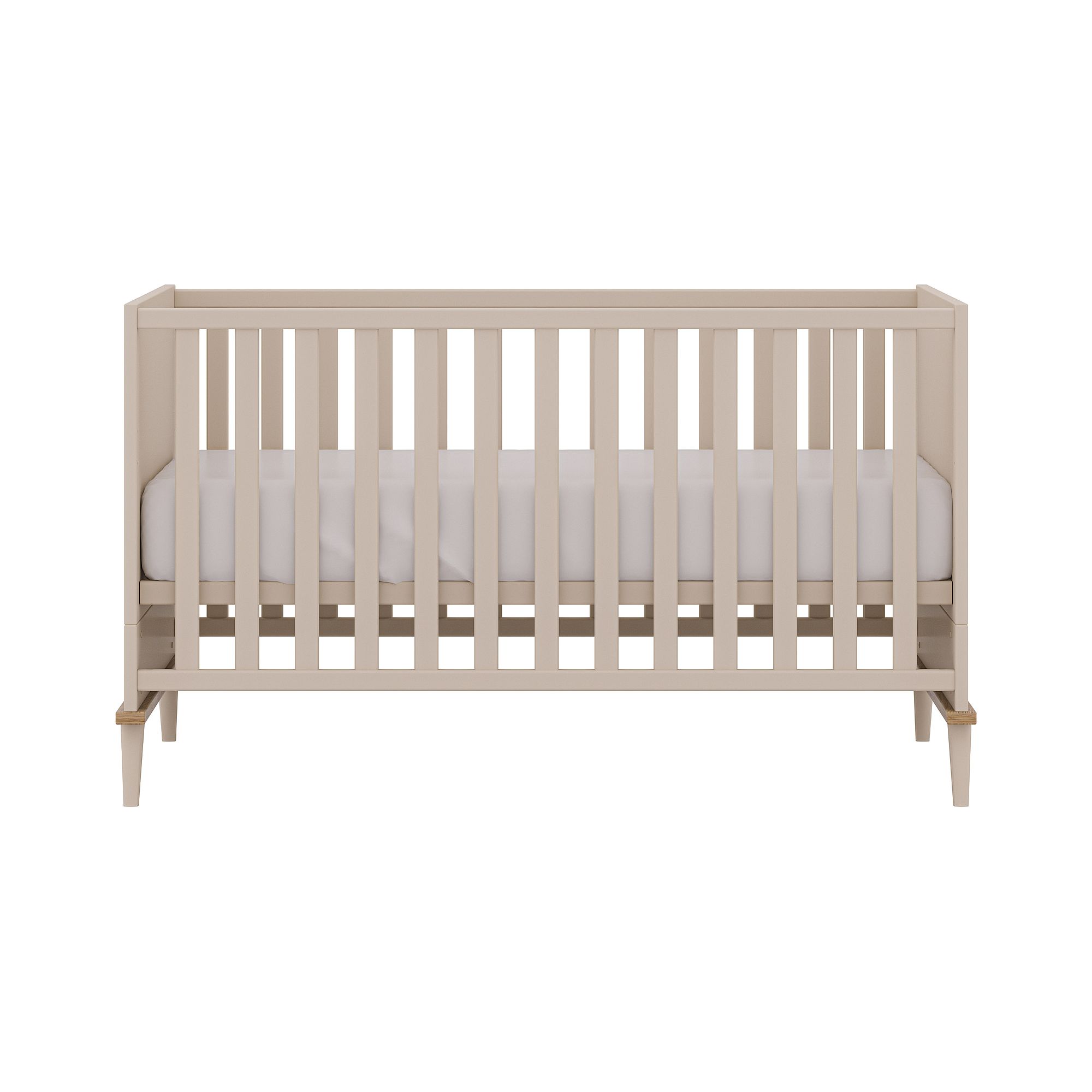 Beigefarbenes Babybett aus Holz mit vertikalen Latten und einer weißen Matratze.