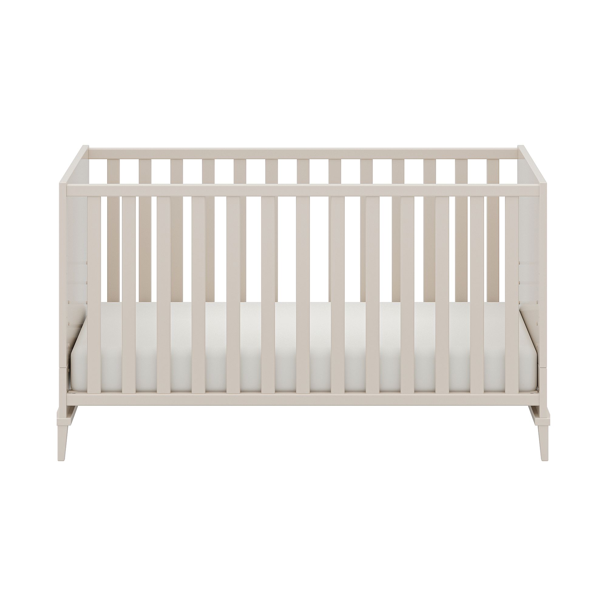 Weißes Babybett mit einem einfachen Lattenrost und einer weißen Matratze.