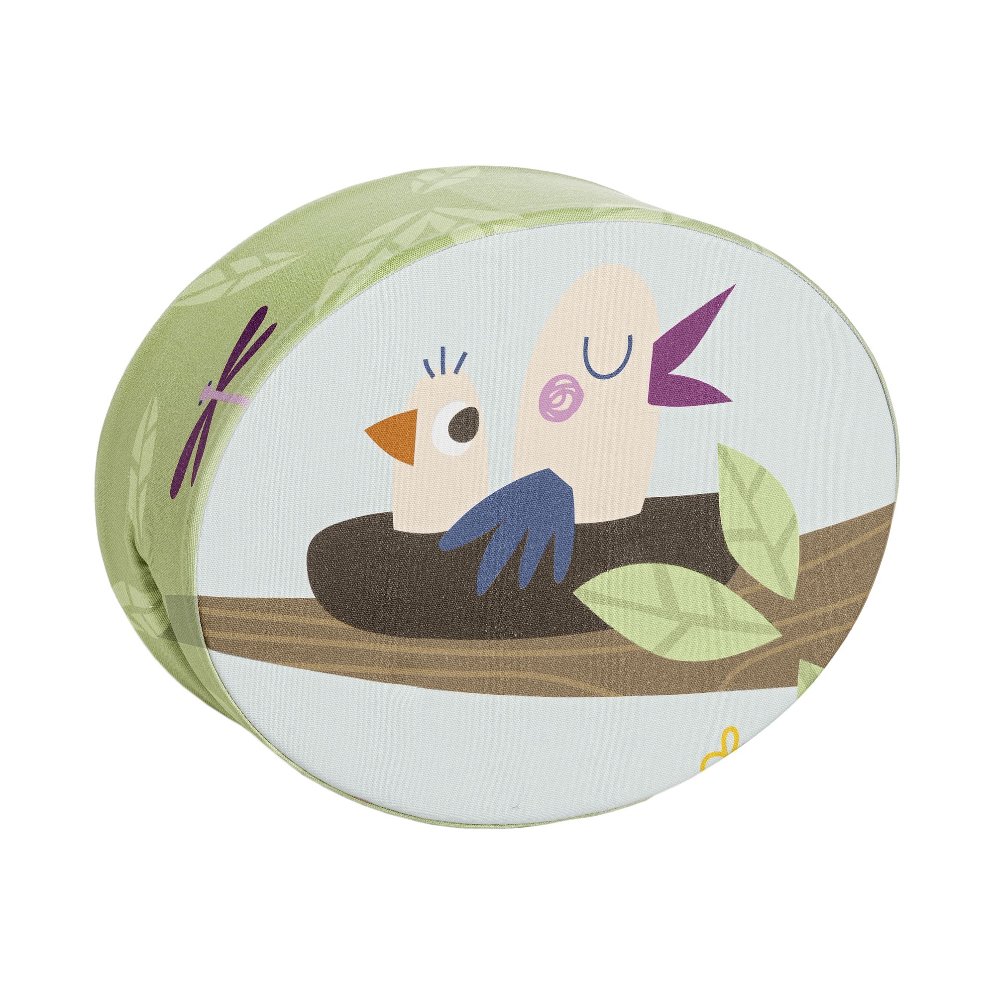 Steckkissen Baumwolle, Motiv "Petersilienweg 8", 35 x 28 x 12 cm, Hund Rudi Rundes Kissen mit zwei Cartoon-Vögeln in einem Nest auf einem Ast und einer Libelle.