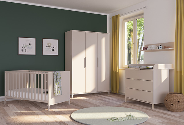 Modernes Kinderzimmer mit Kinderbett, Kleiderschrank, Wickeltisch und Dekor in neutralen Tönen. Gelbe Vorhänge und grüne Akzentwand.