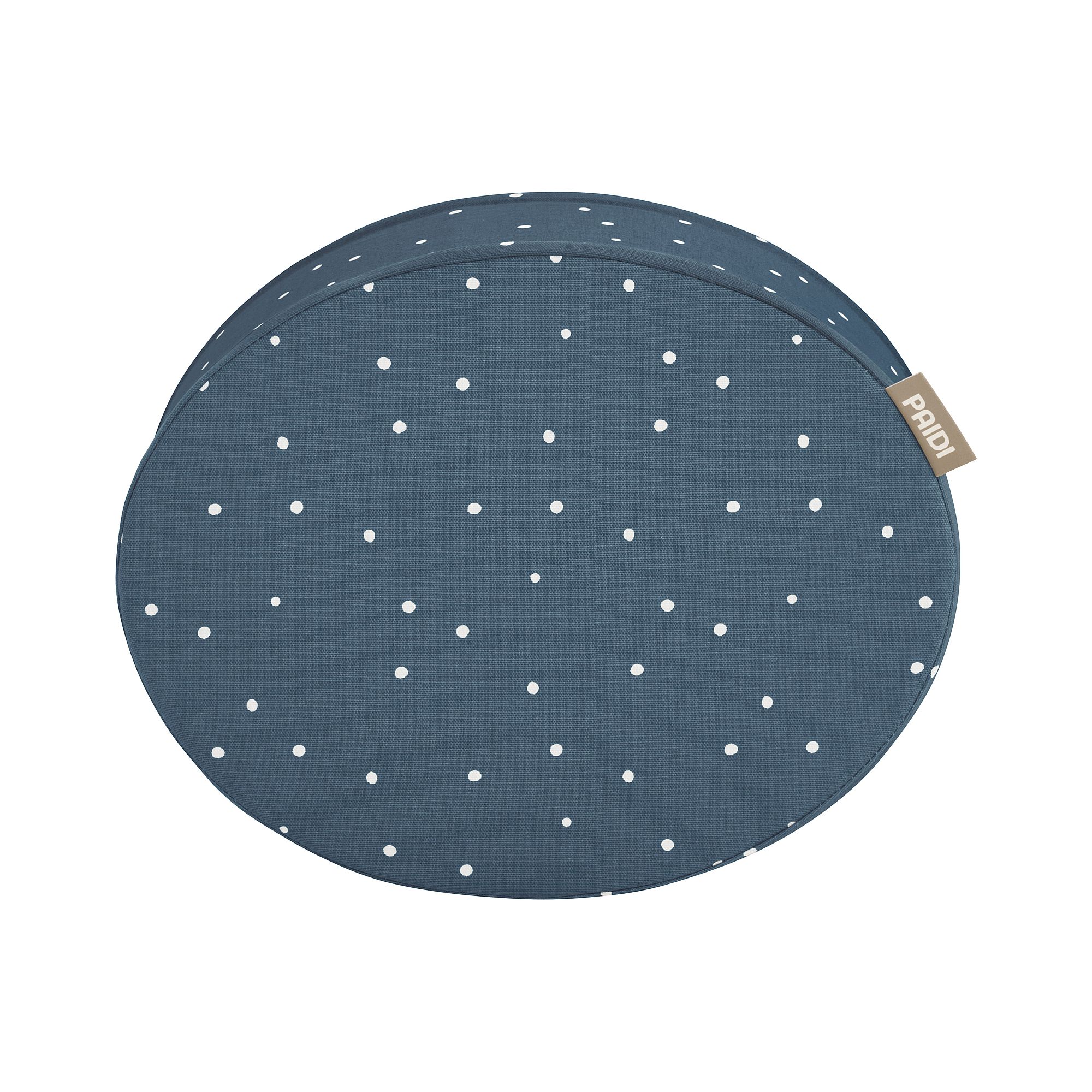 Rundes blaues Kissen mit weißen Tupfen und einem kleinen braunen Stoffanhänger am Rand.