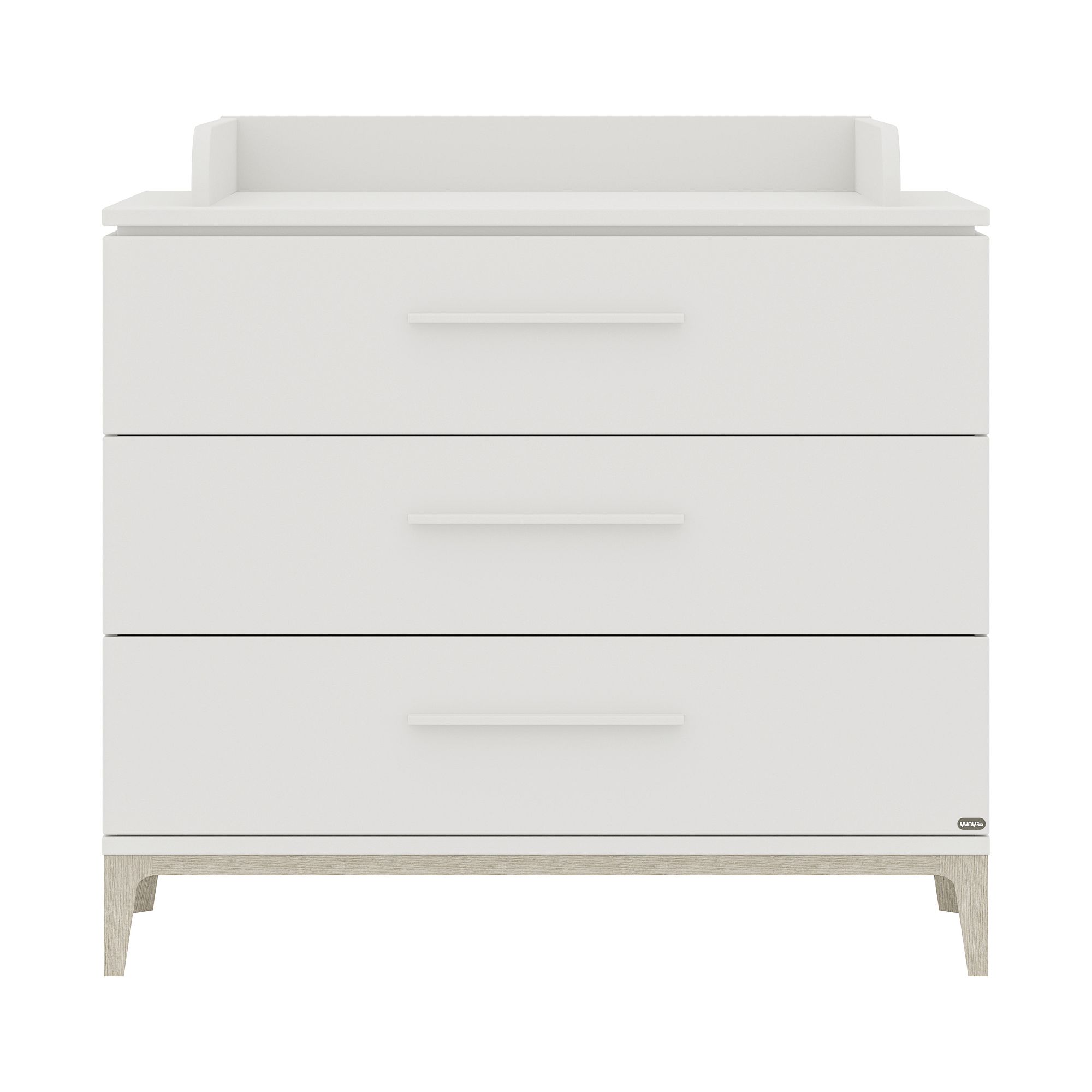 Weiße Kommode mit drei Schubladen, modernem, minimalistischem Design und flachen Griffen.