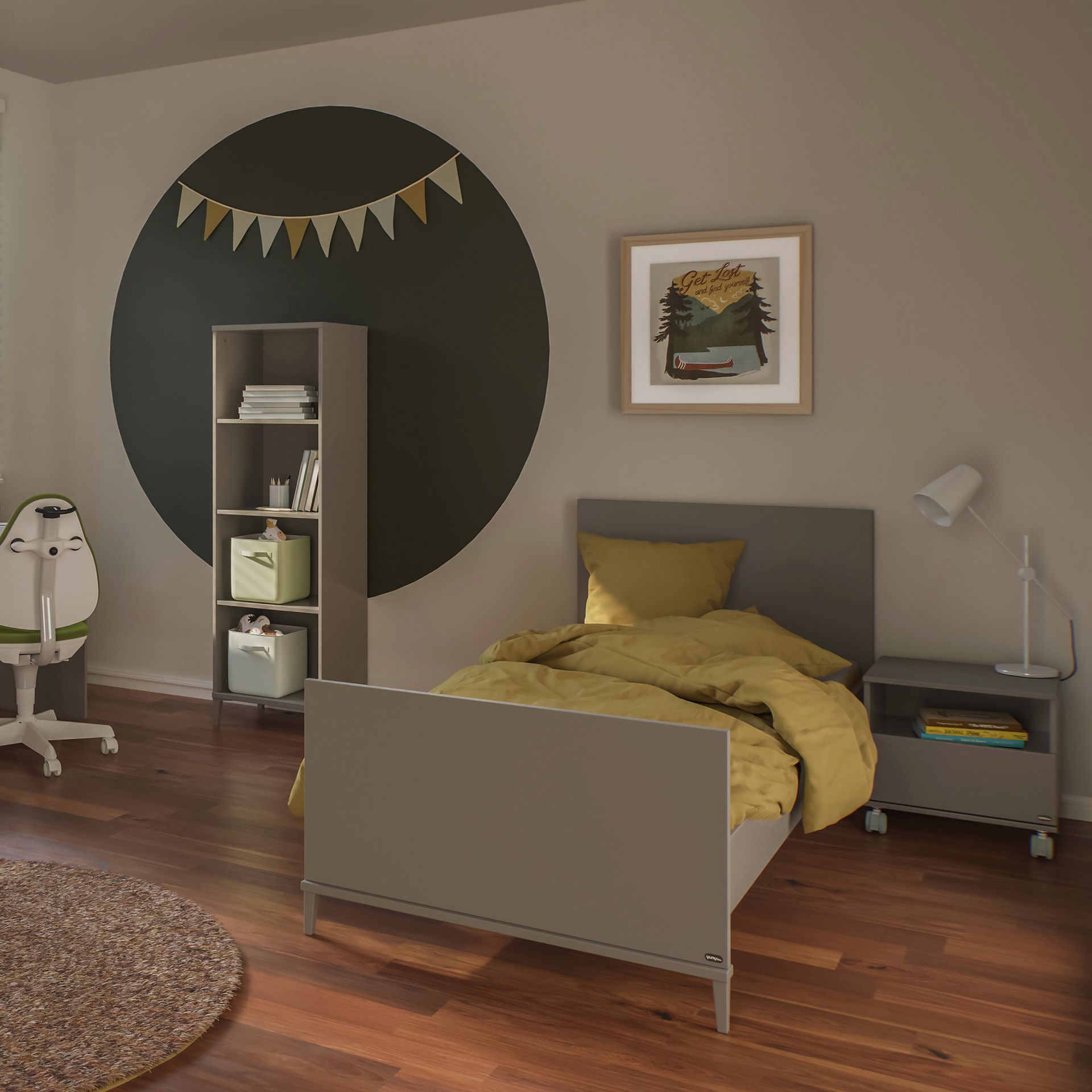 Ein modernes Kinderzimmer mit einem grauen Bett, gelber Bettwäsche und Wanddekoration.