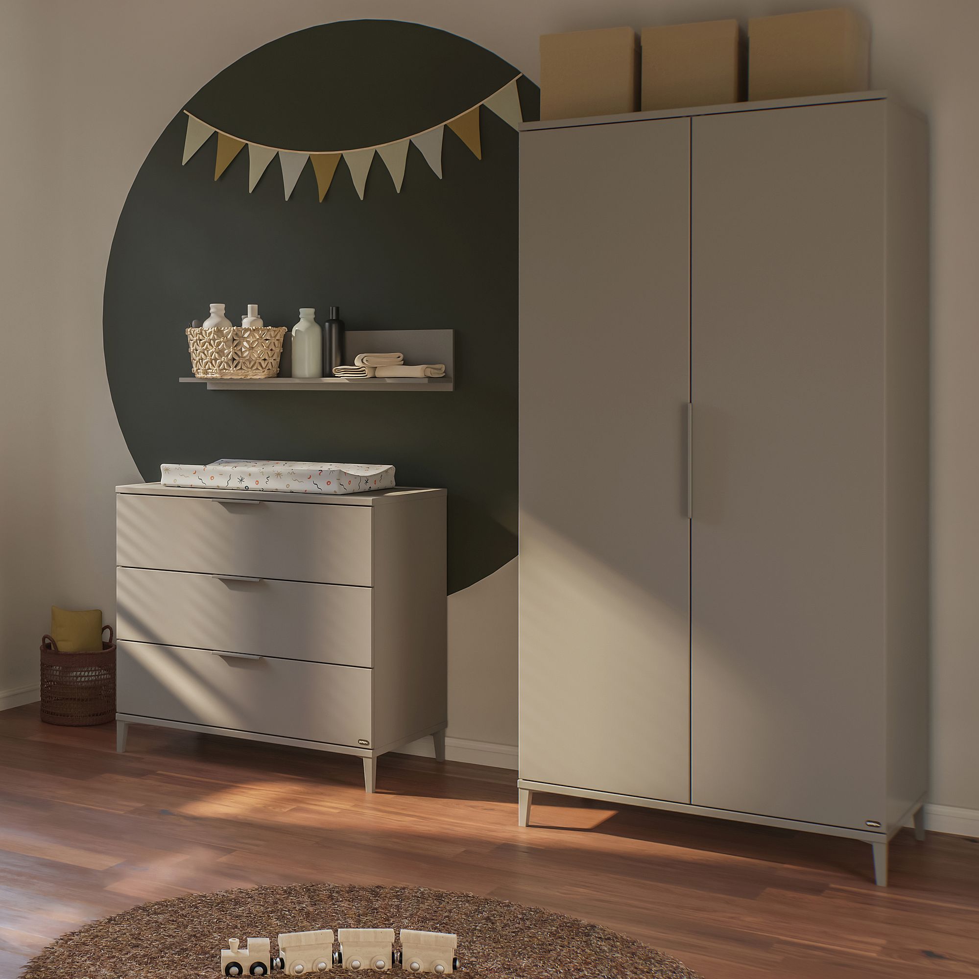 Modernes Kinderzimmer mit Kommode, Kleiderschrank und Wanddekor in sanften, neutralen Tönen.